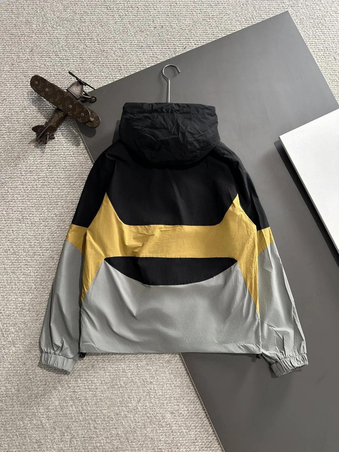 🅿️480 next day shipping Dior early spring 2025 latest zipper hooded windbreaker jacket. Custom-dyed nylon fabric, overall casual and upscale. The fabric texture is relatively thin, very light, and comfortable on the upper body, suitable for early autumn and spring wear. Simple lines, customized hardware zippers, elegant and concise style, light and comfortable to wear, extremely urban luxury and low-key elegance, with a casual and lazy feeling, the upper body effect is very good, quite wide and stylish, natural drape, simple and elegant! Top luxury classic style items, gentle It is high-end, quiet but full of power, perfectly conveying the brand's sense of trend and recognition. The upper body is super cool and stylish, and extremely luxurious, showing your rank, strength and taste from all aspects! The overall grade is even more obvious, the upper body is comfortable and unrestrained, and has a casual and loose effect. Sizes: M to 4XL.
