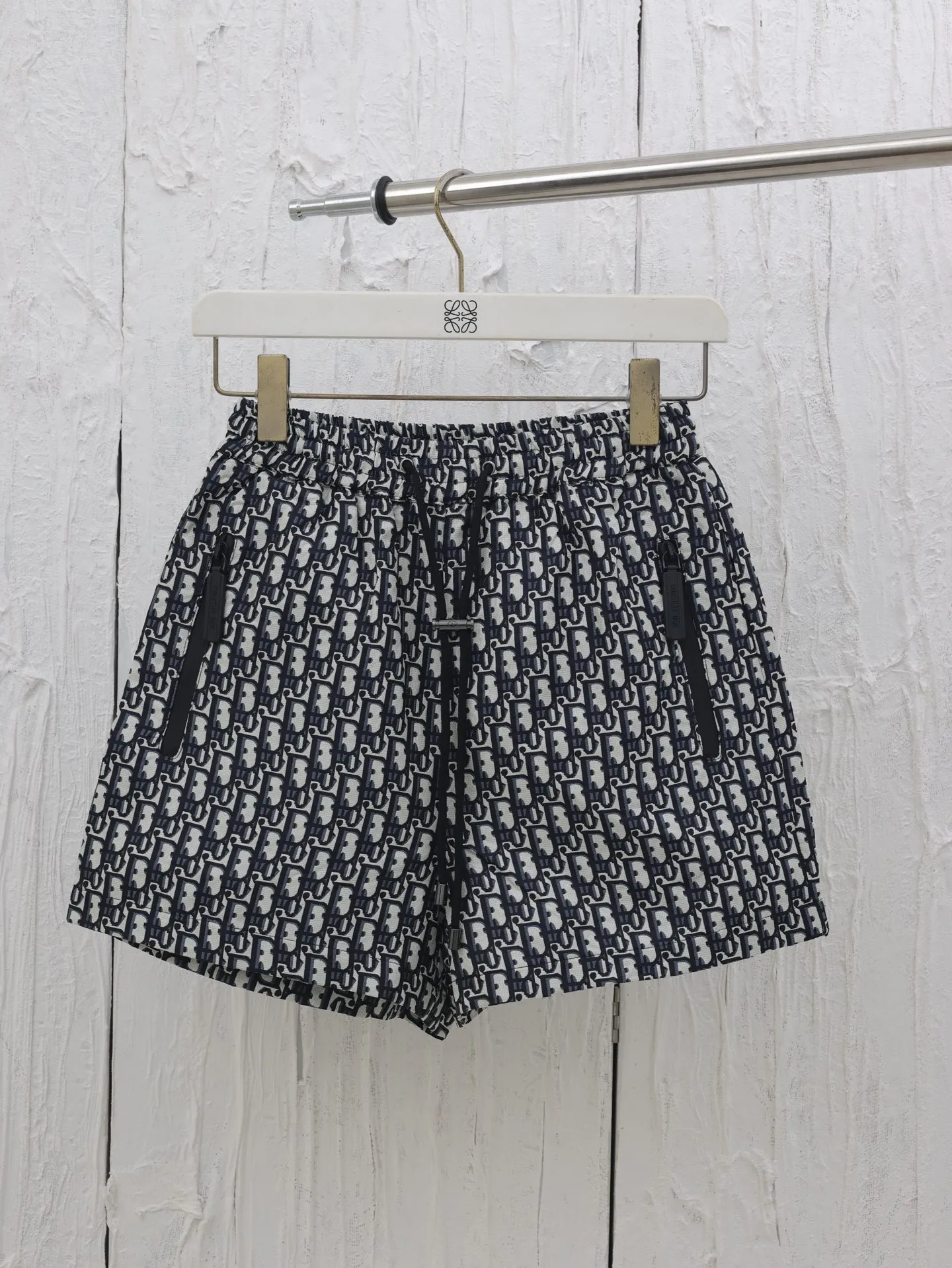 🅿️336 Dio*/Dior 25 new taffeta jacquard shorts are carefully made of taffeta technical jacquard fabric. They are equipped with a waist drawstring and side zipper pockets, which are unique. Decorated with gold oblique print. It refers back to the classic pattern launched by the brand in 1967. It can be matched with the skirt or top of the series to create a haute couture style. Size: S/M/L