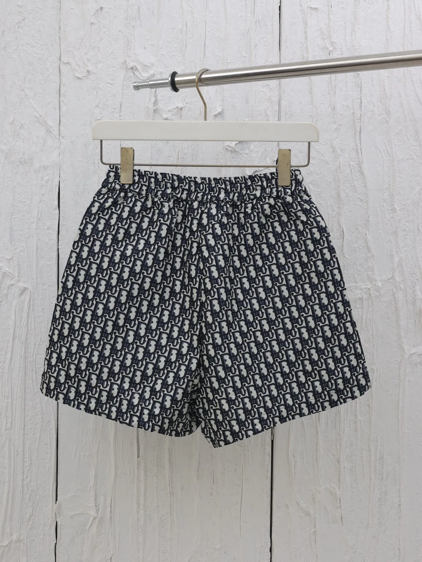 🅿️336 Dio*/Dior 25 new taffeta jacquard shorts are carefully made of taffeta technical jacquard fabric. They are equipped with a waist drawstring and side zipper pockets, which are unique. Decorated with gold oblique print. It refers back to the classic pattern launched by the brand in 1967. It can be matched with the skirt or top of the series to create a haute couture style. Size: S/M/L