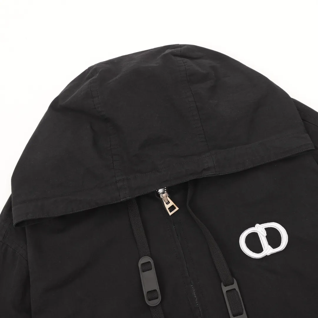 🅿️550 DIOR/Dior letter-printed hooded windbreaker jacket is made of imported raw materials. The placket zipper is custom-made in a unified mold, and the rails are machine-pressed with imported environmentally friendly materials. After the lower corner rope is woven, the core dyeing technology is used to achieve the final dyeing effect. After pattern development and pattern making, computer intelligent cutting is used to increase work efficiency while ensuring the integrity of the pattern. The upper body effect is restored consistently! Street-exploding artifact OOTD outfit is amazing. The color is very correct, very eye-catching, simple, clean and extremely fashionable! size：XS-L