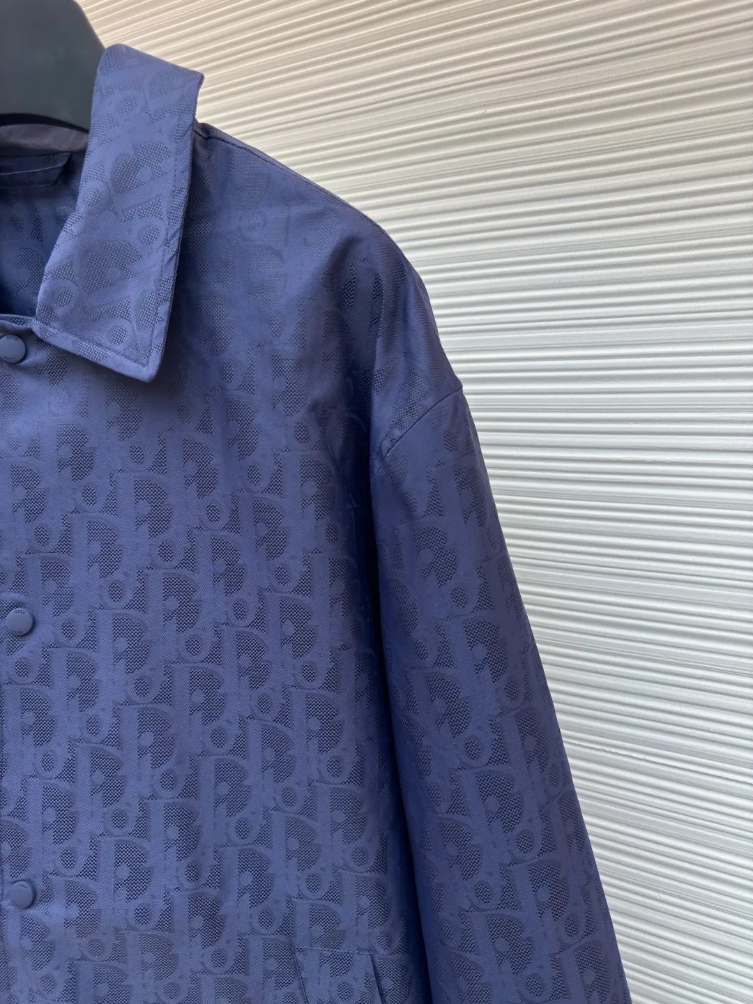 Dior blue technical jacquard jacket ●Authentic product: purchased and developed by 18292 ●Item number: 1680396-B70 ●Fabric: nylon fabric ●Technology: jacquard production ●Version: loose fit ●Weight: about 435 grams ●Size: 46-48-50-52 ●Description: Nylon fabric made of 100% nylon. The ultra-fine denier yarn is made through precision weaving technology to achieve a fabric density of 580 needles/square inch, which is lightweight while building a strong frame. The microporous structure is breathable and water-repellent, greatly improving the performance of the finished product in multiple occasions. Advanced laser jacquard technology is used to form a concave and convex texture on the surface of the fabric, with a strong three-dimensional effect and a more obvious 3D effect. The pattern is clear and delicate, and the color is full and even. The overall wiring is straight and delicate, the fabric is comfortable and soft, and the color is consistent without color difference. It can be matched with the same style to create a fashionable look and control various occasions. Customized accessories, complete with three standards, same style for men and women!