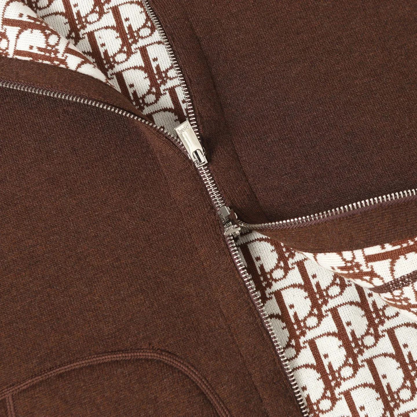 🅿️650 [Original quality] CD/Dior 24FW jacquard double-sided cashmere jacket (brown) The fabric is made of cotton and cashmere blended fabrics, and is made of high-quality wool and cashmere, which is soft and comfortable to the touch. The navy blue cotton blended knitted fabric is carefully crafted using imported machine jacquard technology. One side is decorated with the classic presbyopia logo jacquard pattern, and the other side is a simple white design. It can be worn on both sides. The drawstring hood is paired with metal hardware engraved with the Dior logo, adding refined detail. It features practical patch pockets on the front, and a ribbed hem and cuffs ensure a form-fitting fit. The double zipper with monogram highlights the brand's signature, and the raglan sleeves are cut in a smooth, natural style. The front is embellished with the Dior embroidered logo, and the inside is decorated with Oblique print throughout, with exquisite details. Pair with the matching sports trousers for an elegant and casual look. The whole piece integrates high-end craftsmanship into daily items, showing the brand's exquisite craftsmanship and classic aesthetics. Size:S/M/L/XL