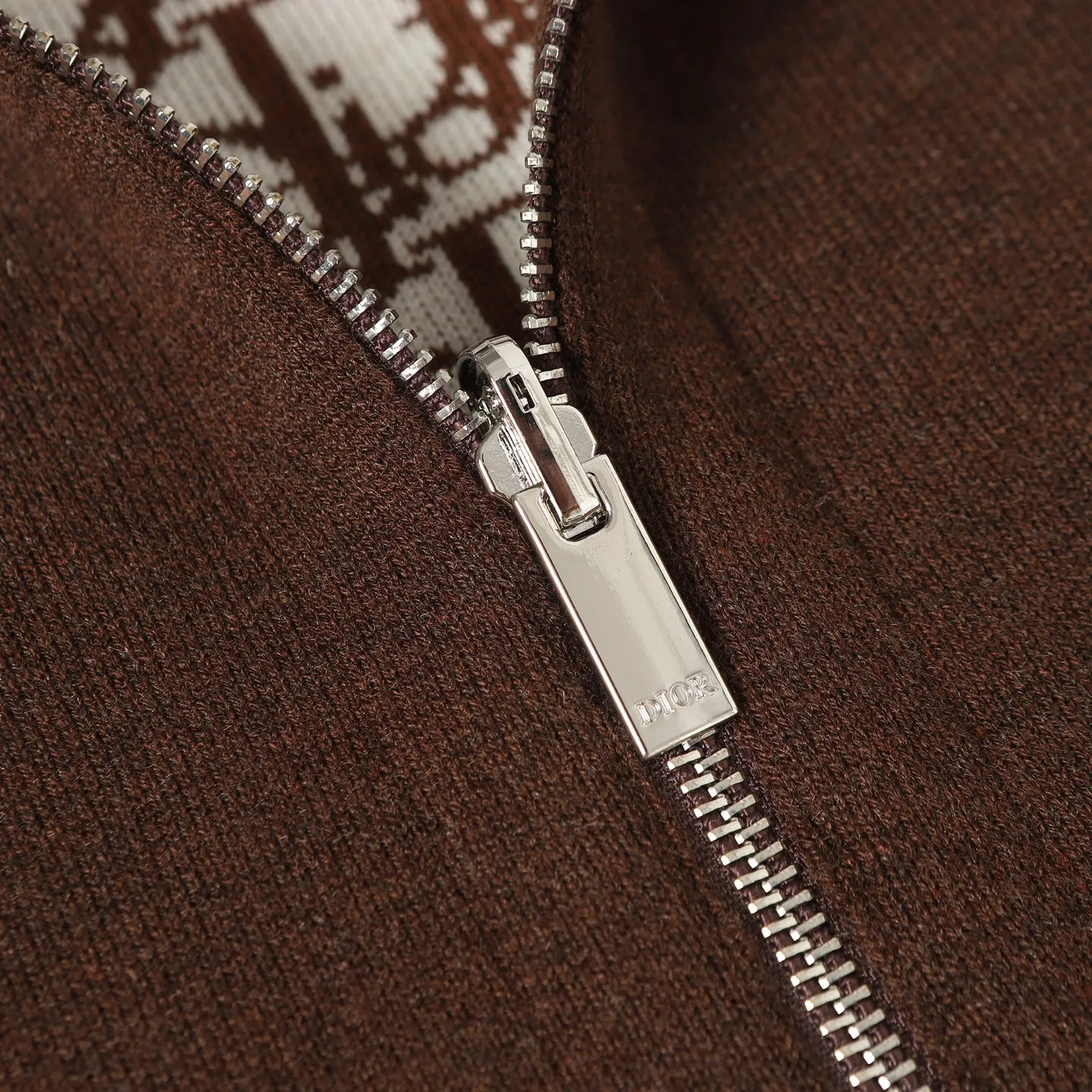 🅿️650 [Original quality] CD/Dior 24FW jacquard double-sided cashmere jacket (brown) The fabric is made of cotton and cashmere blended fabrics, and is made of high-quality wool and cashmere, which is soft and comfortable to the touch. The navy blue cotton blended knitted fabric is carefully crafted using imported machine jacquard technology. One side is decorated with the classic presbyopia logo jacquard pattern, and the other side is a simple white design. It can be worn on both sides. The drawstring hood is paired with metal hardware engraved with the Dior logo, adding refined detail. It features practical patch pockets on the front, and a ribbed hem and cuffs ensure a form-fitting fit. The double zipper with monogram highlights the brand's signature, and the raglan sleeves are cut in a smooth, natural style. The front is embellished with the Dior embroidered logo, and the inside is decorated with Oblique print throughout, with exquisite details. Pair with the matching sports trousers for an elegant and casual look. The whole piece integrates high-end craftsmanship into daily items, showing the brand's exquisite craftsmanship and classic aesthetics. Size:S/M/L/XL
