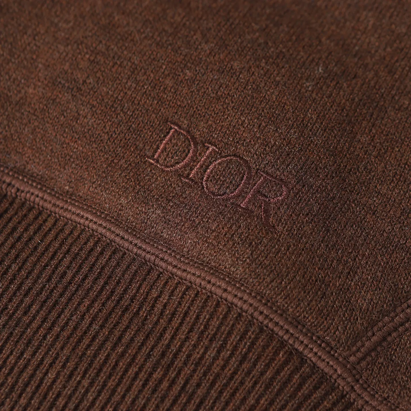 🅿️650 [Original quality] CD/Dior 24FW jacquard double-sided cashmere jacket (brown) The fabric is made of cotton and cashmere blended fabrics, and is made of high-quality wool and cashmere, which is soft and comfortable to the touch. The navy blue cotton blended knitted fabric is carefully crafted using imported machine jacquard technology. One side is decorated with the classic presbyopia logo jacquard pattern, and the other side is a simple white design. It can be worn on both sides. The drawstring hood is paired with metal hardware engraved with the Dior logo, adding refined detail. It features practical patch pockets on the front, and a ribbed hem and cuffs ensure a form-fitting fit. The double zipper with monogram highlights the brand's signature, and the raglan sleeves are cut in a smooth, natural style. The front is embellished with the Dior embroidered logo, and the inside is decorated with Oblique print throughout, with exquisite details. Pair with the matching sports trousers for an elegant and casual look. The whole piece integrates high-end craftsmanship into daily items, showing the brand's exquisite craftsmanship and classic aesthetics. Size:S/M/L/XL