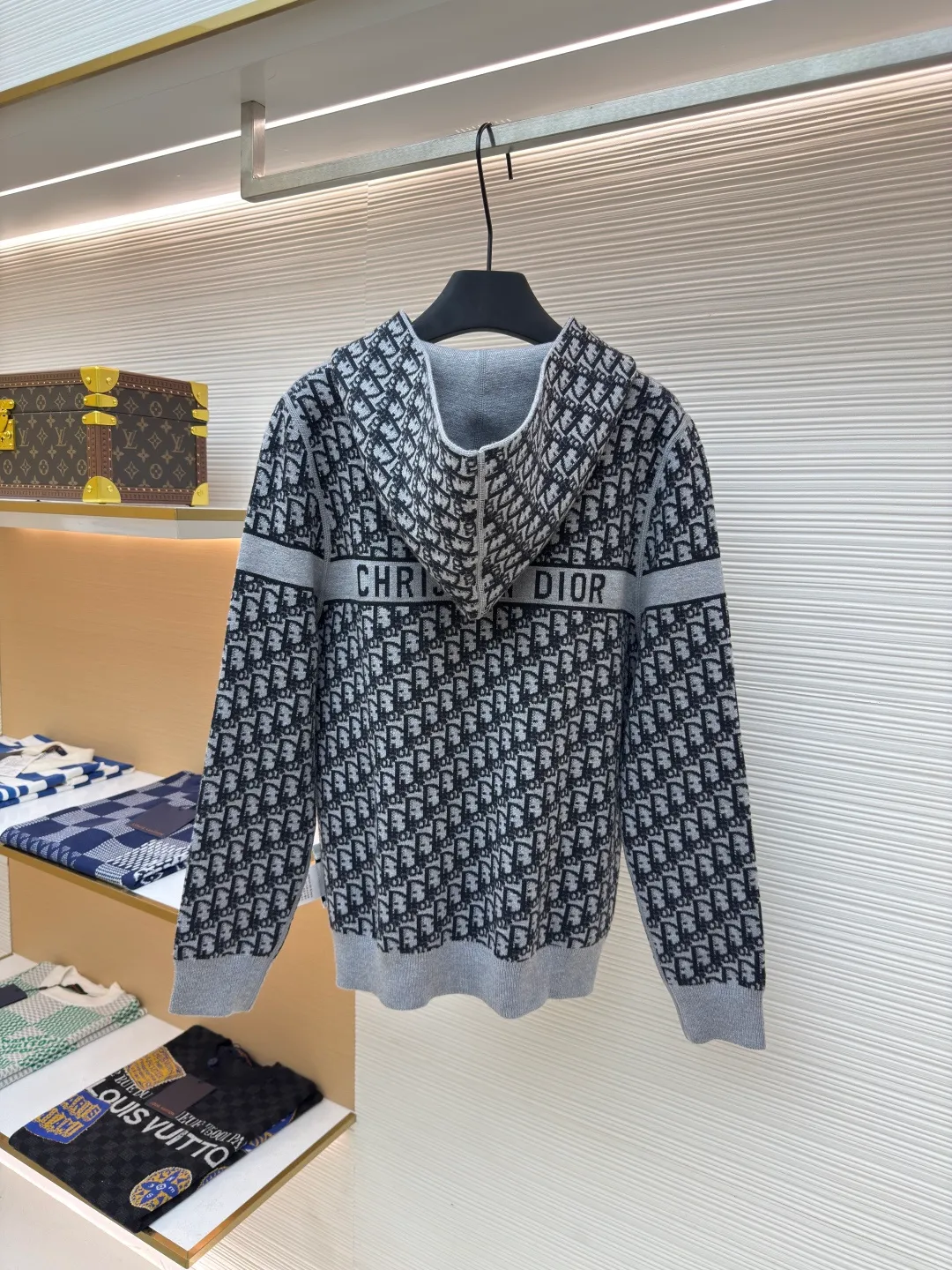 DIOR double-sided cashmere zipper jacket ●Item number: 1680431-B50 ●Fabric: Cashmere fabric ●Technology: Knitting ●Version: Fitted version ●Weight: about 895 grams ●Size: S-M-L-XL-XXL ●Description: Made of high-weight cashmere, warm, soft and comfortable! Reversible knit sweater with navy blue on one side and signature Oblique print on the other for a classic reversible look. The double-sided zipper with custom molding can be matched at will and the classic is reproduced. The overall wiring is straight and delicate, the fabric is comfortable and soft, and the color is consistent without color difference. It can be matched with the same style to create a fashionable look and control various occasions. Customized accessories, complete with three standards, same style for men and women!
