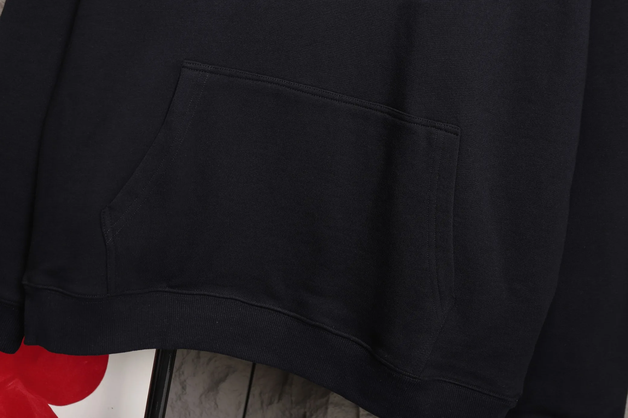 🅿️320 High quality new Dior hooded sweatshirt model number B31 * Made of 450 custom-woven and dyed high-gram weight tripe pure cotton sweatshirt fabric. The fabric feels thick and has a certain sense of self-weight. The bottom has a dense and rough terry texture. It is close to the skin and has excellent warmth retention. You will not feel any discomfort at all! *The color on the front chest is clear, with Selling's obvious logo added, and the lines are smooth and smooth without falling off and deforming when washed *This design is based on classics and simply and clearly shows the brand's high-end luxury identity. Same style for men and women 𝐂𝐎𝐋𝐎𝐔𝐑: black, white blue 𝐒𝐈𝐙𝐄: S- xl