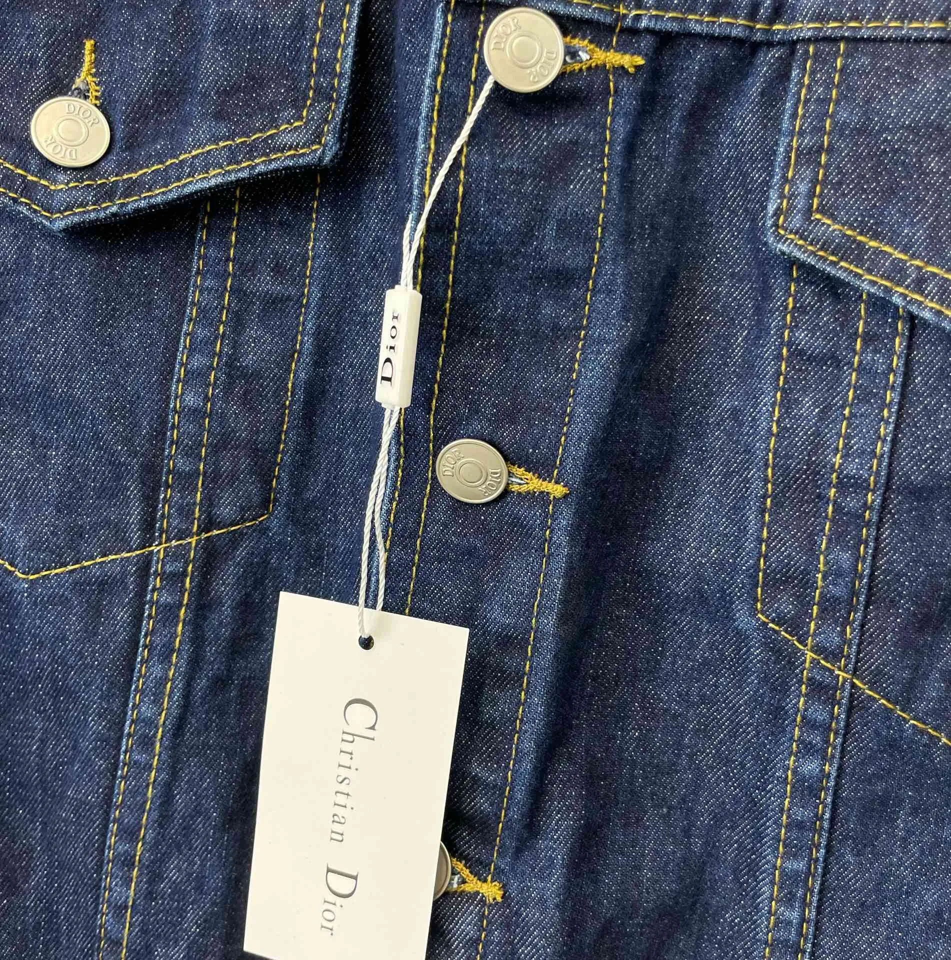 🅿️360 Style No.: D101 DIOR double-sided design presbyopic CD full-print denim jacket. Classic and timeless. Same style for men and women. Exclusively customized. Different currencies. Made of imported heavy-duty jacquard fabric. After many garment washes. Matched with exclusive customized original consistent button accessories. Perfect details. Fully printed jacquard logo on the inside. Dual style conversion. Two-wear. Very cost-effective. Size #m l xl Color #Washed Blue Size: M L XL Bust: 120 124 128 Length: 68 70 72