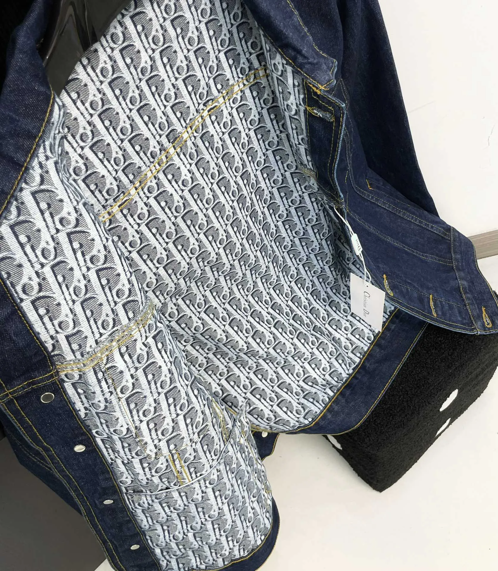 🅿️360 Style No.: D101 DIOR double-sided design presbyopic CD full-print denim jacket. Classic and timeless. Same style for men and women. Exclusively customized. Different currencies. Made of imported heavy-duty jacquard fabric. After many garment washes. Matched with exclusive customized original consistent button accessories. Perfect details. Fully printed jacquard logo on the inside. Dual style conversion. Two-wear. Very cost-effective. Size #m l xl Color #Washed Blue Size: M L XL Bust: 120 124 128 Length: 68 70 72