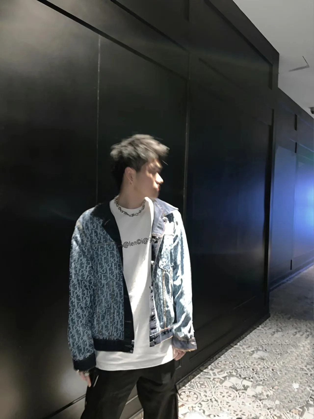 🅿️360 Style No.: D101 DIOR double-sided design presbyopic CD full-print denim jacket. Classic and timeless. Same style for men and women. Exclusively customized. Different currencies. Made of imported heavy-duty jacquard fabric. After many garment washes. Matched with exclusive customized original consistent button accessories. Perfect details. Fully printed jacquard logo on the inside. Dual style conversion. Two-wear. Very cost-effective. Size #m l xl Color #Washed Blue Size: M L XL Bust: 120 124 128 Length: 68 70 72