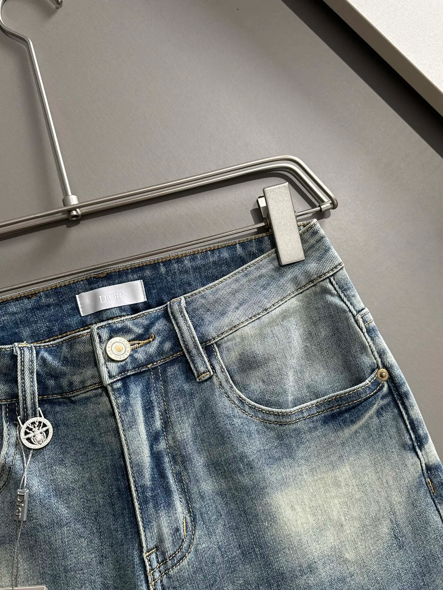 🅿️340 Dior’s new 2025 four-season slim-fit jeans trousers are woven from imported Japanese Denim plain cotton denim fabrics. They are complete in three standards, simple yet elegant, soft, delicate and comfortable, and the upper body is versatile and fashionable! Light luxury, a must-have item for daily commuting! Size: 28-38 (please state your height and weight when placing an order)