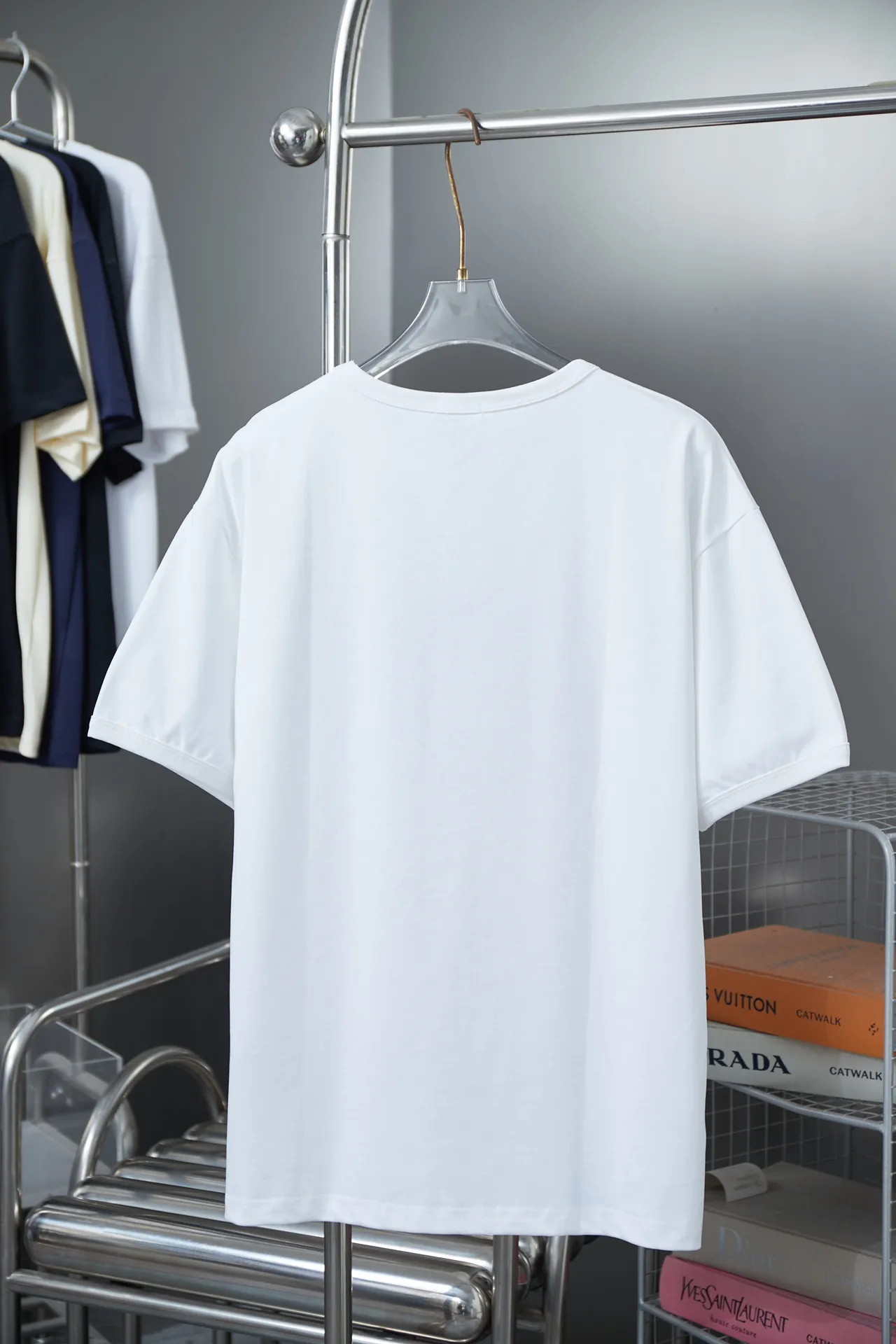 🅿️200 High Quality This T-shirt is decorated with Dior Charm logo print and embroidery, paying tribute to Dior's classic logo. Crafted from white cotton jersey with a classic ribbed crew neck. Casual and versatile, it can be paired with a variety of casual outfits to create a sophisticated look. In the penetration glue printing process, printing dyes and chemical gels are required to ensure that the printing effect is bright and strong. At the same time, in order to obtain better penetration effect, the glue has very good coverage and has a certain gloss. Combined with the patch printing process, patch embroidery, also known as applique embroidery, is a form of embroidery in which other fabrics are cut and sewn onto clothing. The stitching method is used to lock the edges so that the threads or rough areas on the outer edge of the fabric are not exposed, highlighting the styling. S M L XL S M L XL