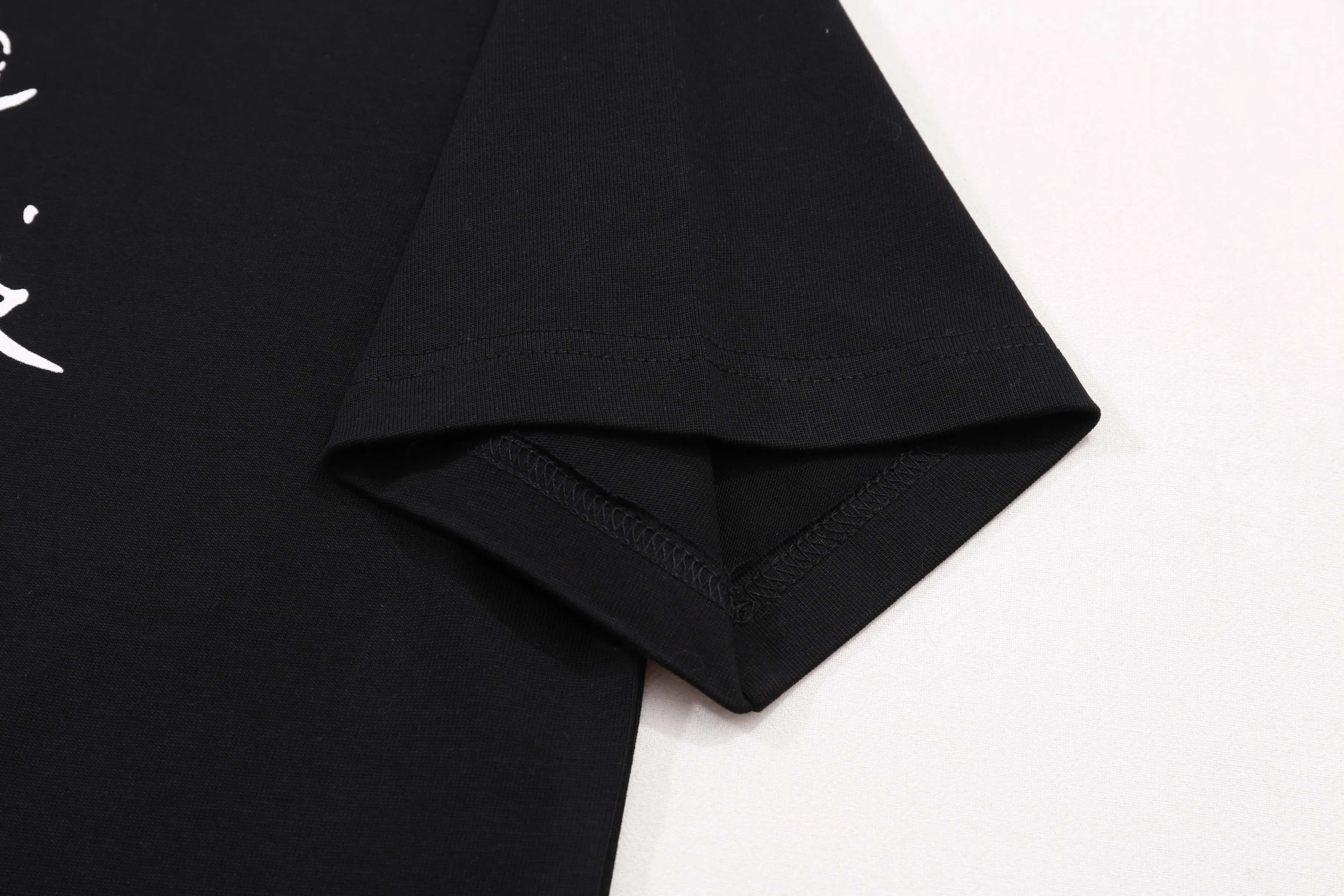 🅿️180 Correct version of high-quality CD / New handwritten signature loose fit T-shirt Fabric: 21S double yarn cotton cover Color: black, white This T-shirt is decorated with a handwritten style Christian 1947 flocking logo, highlighting Mr. Dior’s signature and the year the Dior brand launched its first collection. Crafted from black cotton jersey in a relaxed fit, it features a classic ribbed crew neck. Can enhance all kinds of casual outfits. SIZE：XS S M L