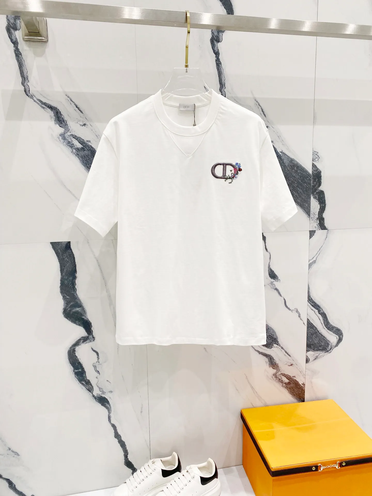 🅿️200 DIOR 320g round neck short-sleeved T-shirt, simple floral CD letter small label embroidery🪡LOGO logo, official synchronization, 1:1 original mold opening, fashionable personality, versatile trend, pure original quality, original washed fabric, tag, collar label, washed wheat, complete three standards, color: black, white. Size: S-XL