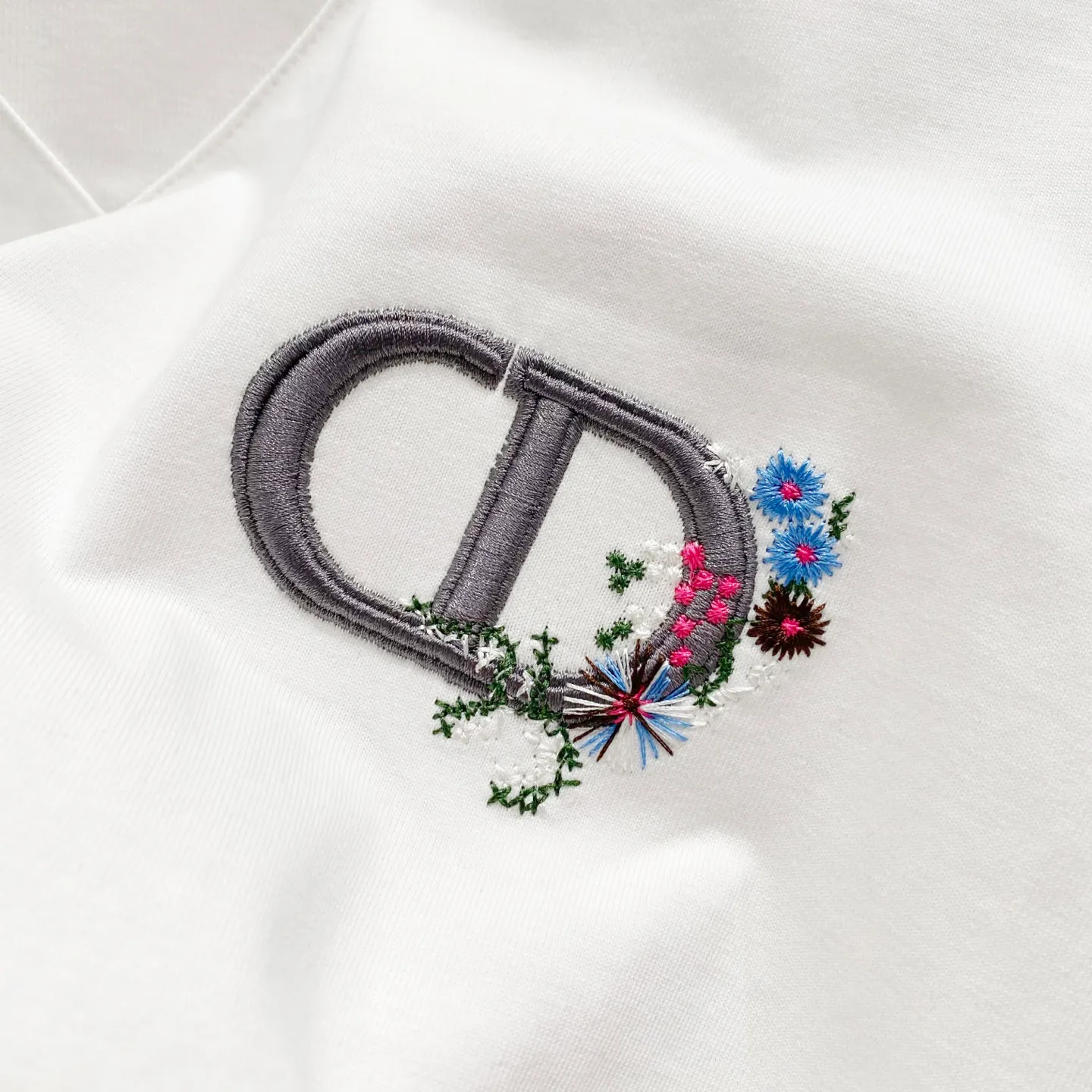 🅿️200 DIOR 320g round neck short-sleeved T-shirt, simple floral CD letter small label embroidery🪡LOGO logo, official synchronization, 1:1 original mold opening, fashionable personality, versatile trend, pure original quality, original washed fabric, tag, collar label, washed wheat, complete three standards, color: black, white. Size: S-XL