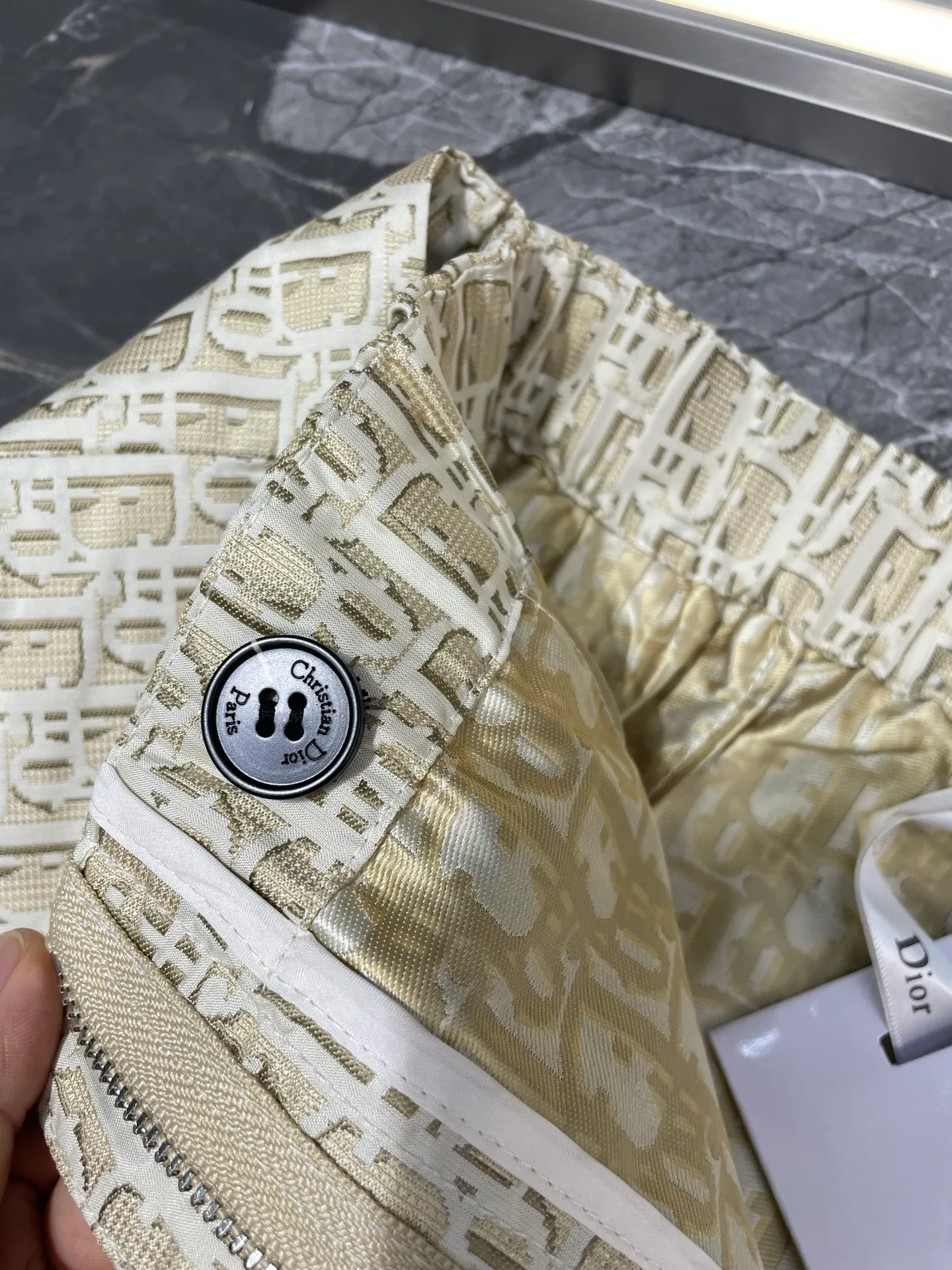 🅿️360 Dior🌟[Top original order] Jacquard belt culottes Fabric: Customized jacquard fabric holiday style 🌴Jacquard fabric culottes It is made of the 2024 new jacquard fabric. The A-line version is super slim: and it is very versatile. It can be easily matched with T-shirts, shirts or suspenders, allowing you to stay in top shape even on vacation! The most important thing is that this skirt is full of design and high-end, making you stand out from the crowd. It looks like a skirt from the front, but it is actually a pair of shorts. You don’t have to worry about being exposed and becoming the focus of the holiday. Customized hardware belt is full of texture. Size: s m l