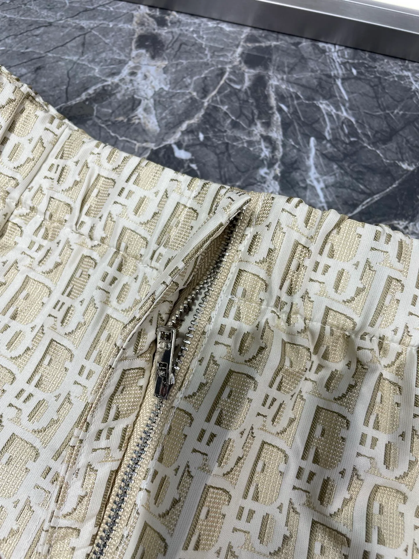 🅿️360 Dior🌟[Top original order] Jacquard belt culottes Fabric: Customized jacquard fabric holiday style 🌴Jacquard fabric culottes It is made of the 2024 new jacquard fabric. The A-line version is super slim: and it is very versatile. It can be easily matched with T-shirts, shirts or suspenders, allowing you to stay in top shape even on vacation! The most important thing is that this skirt is full of design and high-end, making you stand out from the crowd. It looks like a skirt from the front, but it is actually a pair of shorts. You don’t have to worry about being exposed and becoming the focus of the holiday. Customized hardware belt is full of texture. Size: s m l