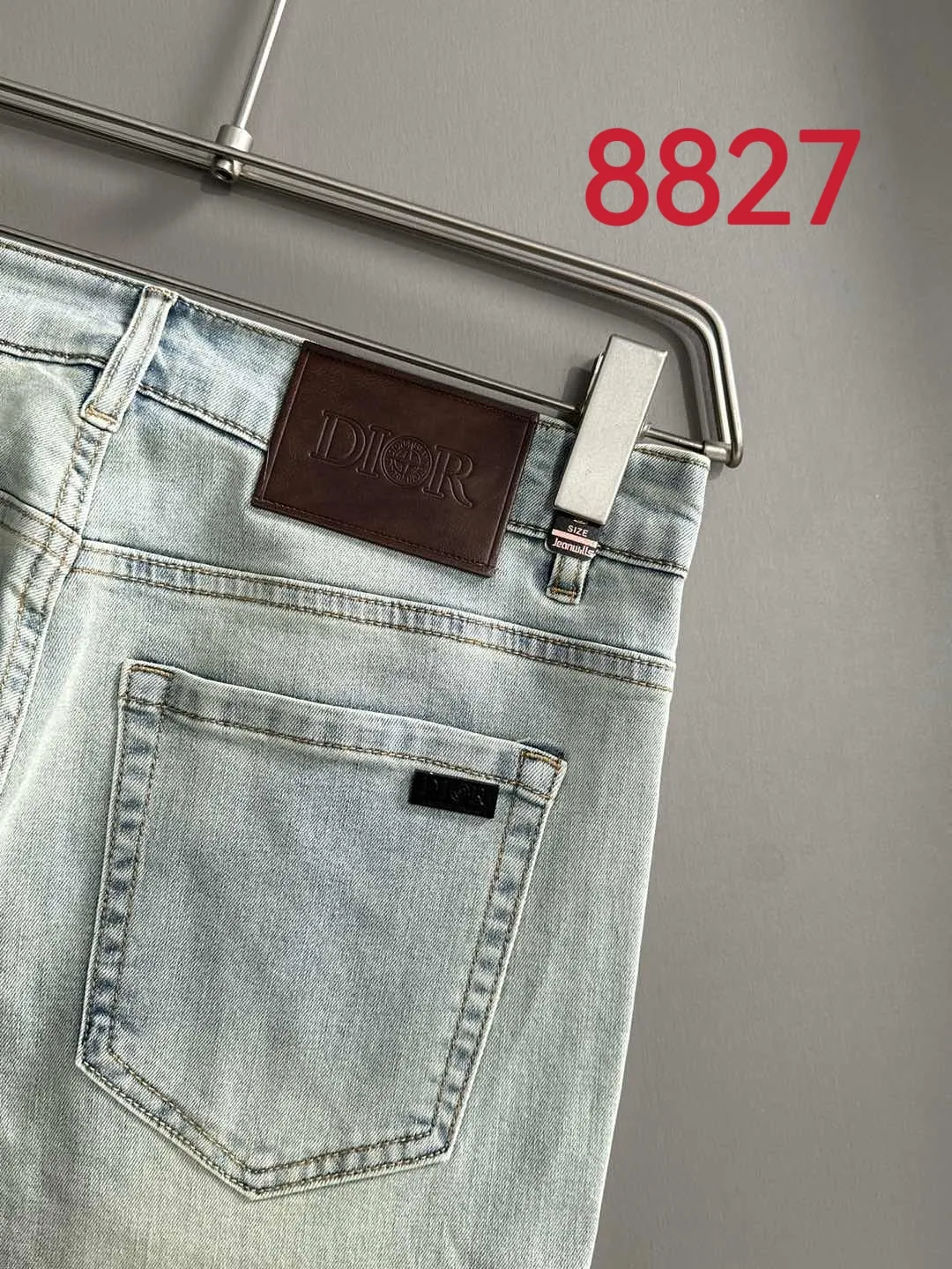 🅿️400 Dior 2025 summer slim-fitting jeans trousers, woven from imported Japanese Denim plain cotton denim fabric, complete with three standards, simple yet elegant, soft, delicate and comfortable, versatile and fashionable upper body! Light luxury, a must-have item for daily commuting! 8827 code number: 28-38 (please state your height and weight when placing an order)