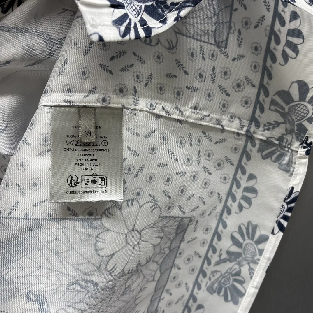 🅿️460 🧧CD Yiyun blue and white style shirt SIZE: S-XL This village shirt comes from the DIOR AND HYLTON NEL joint series, showing an interpretation of the artist's work. Crafted from white mulberry silk twill fabric, it features an oversized fit and a hidden button closure. The style is fashionable and can be paired with other pieces from the limited series.