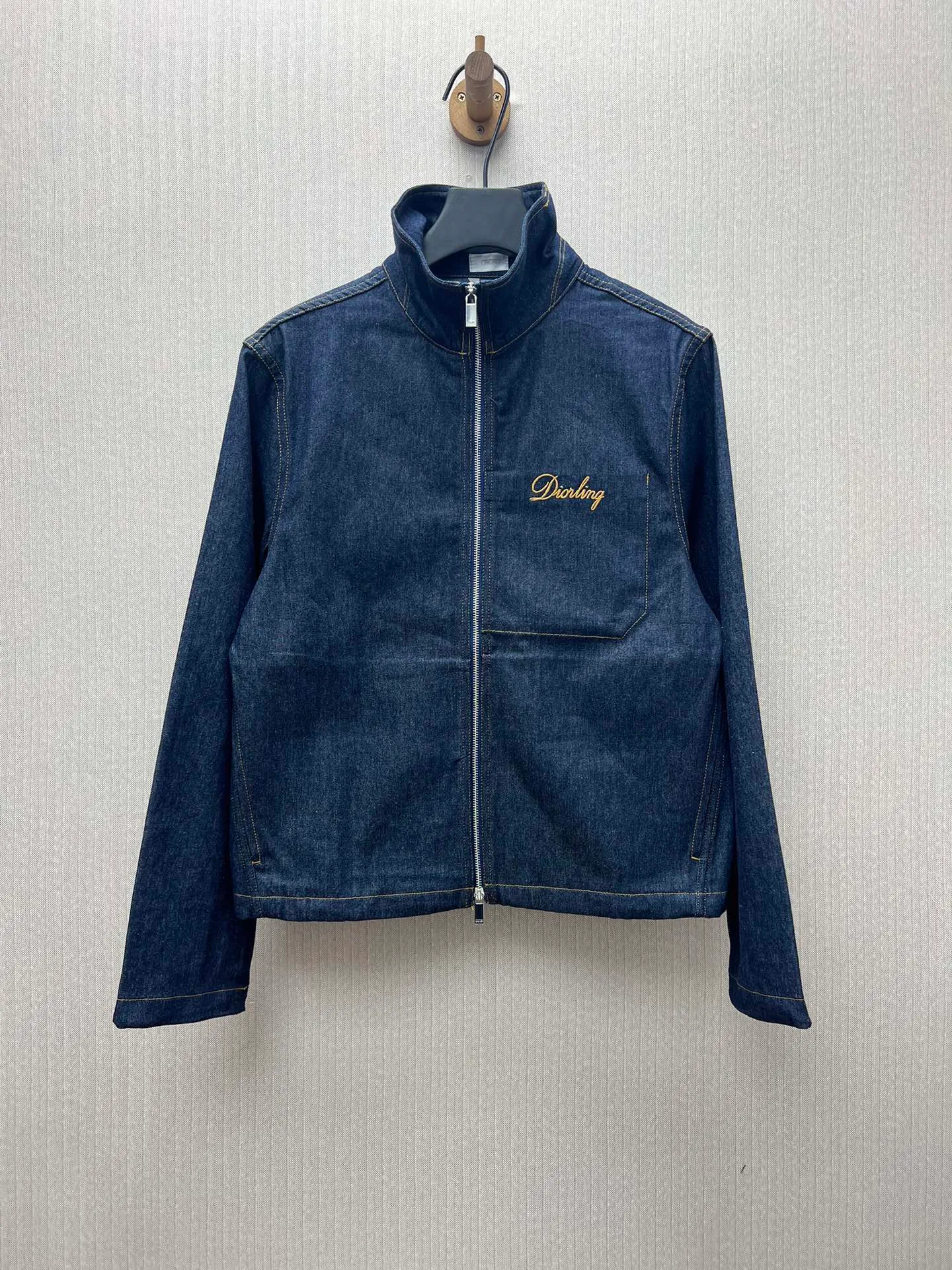 🅿️500 Dior 25ss new short jacket is a new product of the 2025 winter men's wear series. It is decorated with the Dior love logo inspired by the Dior archives, paying tribute to Dior's heritage. Crafted from new navy blue cotton denim that's lightweight and soft, perfect for this season. Pair with jeans from the same collection for a sophisticated look. Number of yards: 38.39.40.41.