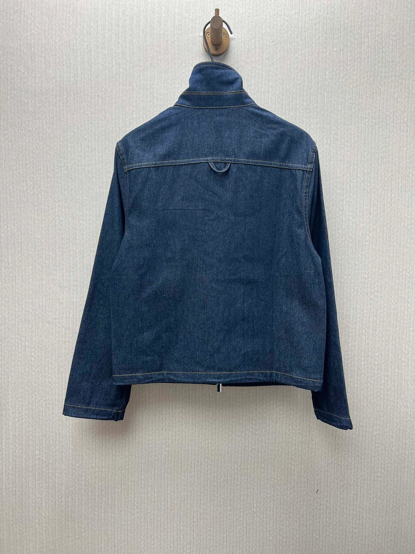 🅿️500 Dior 25ss new short jacket is a new product of the 2025 winter men's wear series. It is decorated with the Dior love logo inspired by the Dior archives, paying tribute to Dior's heritage. Crafted from new navy blue cotton denim that's lightweight and soft, perfect for this season. Pair with jeans from the same collection for a sophisticated look. Number of yards: 38.39.40.41.