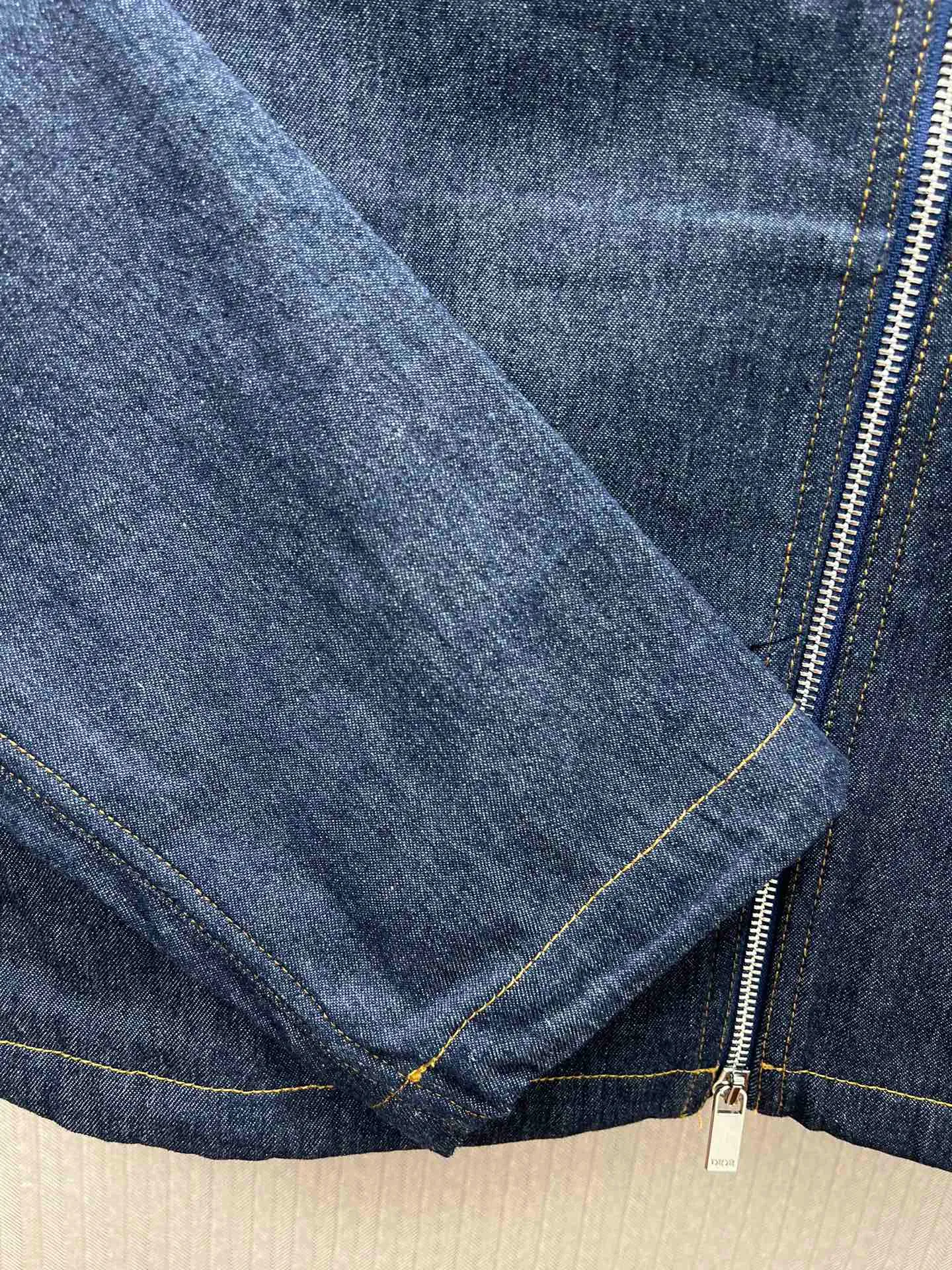 🅿️500 Dior 25ss new short jacket is a new product of the 2025 winter men's wear series. It is decorated with the Dior love logo inspired by the Dior archives, paying tribute to Dior's heritage. Crafted from new navy blue cotton denim that's lightweight and soft, perfect for this season. Pair with jeans from the same collection for a sophisticated look. Number of yards: 38.39.40.41.