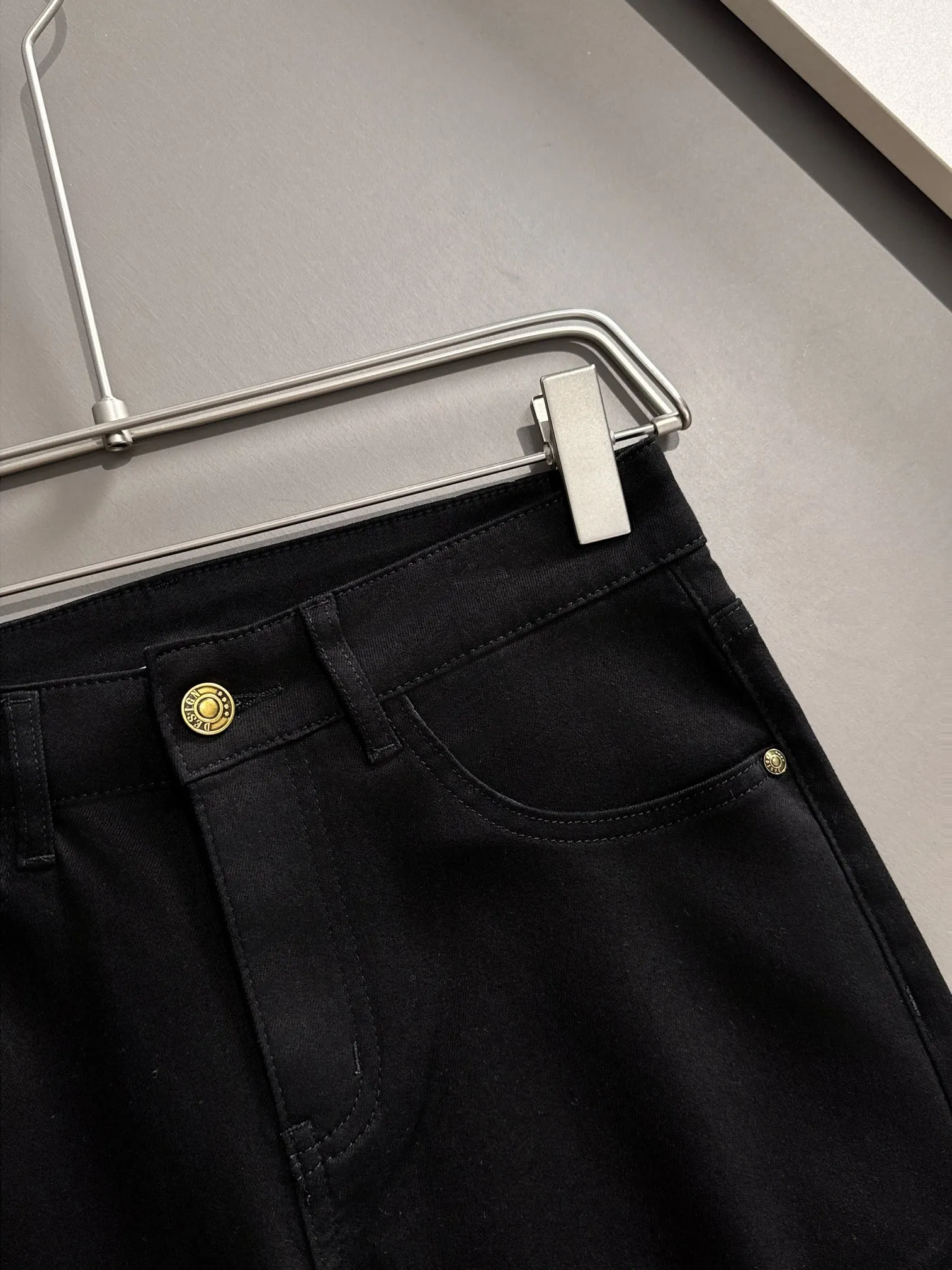 🅿️340 Dior's new 2025 four-season embroidered pocket slim-fit jeans trousers are produced using imported Japanese Denim plain cotton denim fabrics, complete with three labels, simple yet elegant, soft, delicate and comfortable, and versatile and fashionable on the upper body! Light luxury, a must-have item for daily commuting! Color: Black White Size: 28-40 (please state your height and weight when placing an order)