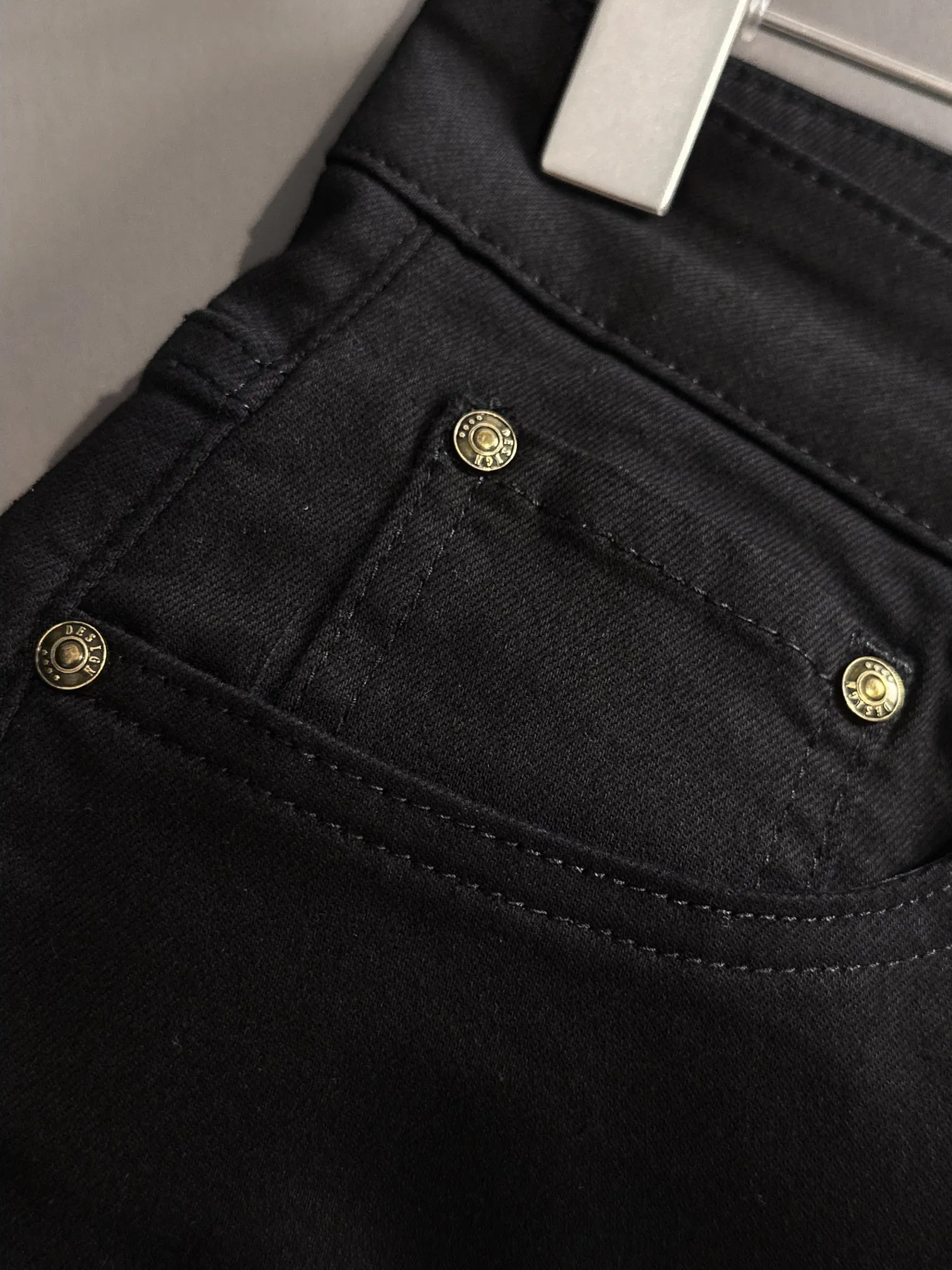 🅿️340 Dior's new 2025 four-season embroidered pocket slim-fit jeans trousers are produced using imported Japanese Denim plain cotton denim fabrics, complete with three labels, simple yet elegant, soft, delicate and comfortable, and versatile and fashionable on the upper body! Light luxury, a must-have item for daily commuting! Color: Black White Size: 28-40 (please state your height and weight when placing an order)