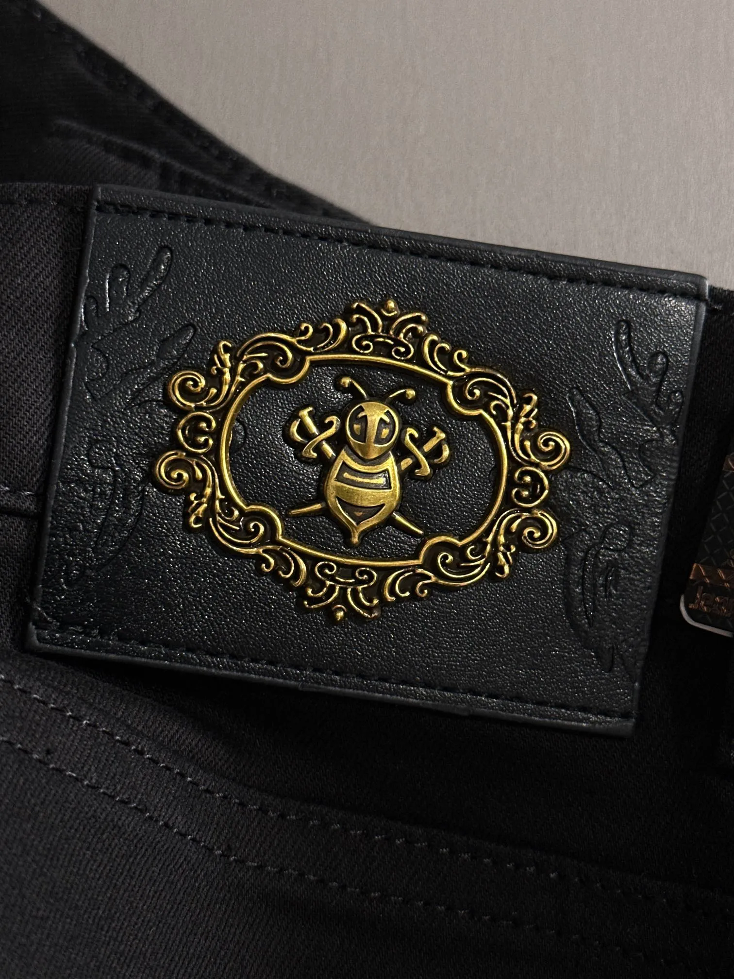 🅿️340 Dior's new 2025 four-season embroidered pocket slim-fit jeans trousers are produced using imported Japanese Denim plain cotton denim fabrics, complete with three labels, simple yet elegant, soft, delicate and comfortable, and versatile and fashionable on the upper body! Light luxury, a must-have item for daily commuting! Color: Black White Size: 28-40 (please state your height and weight when placing an order)