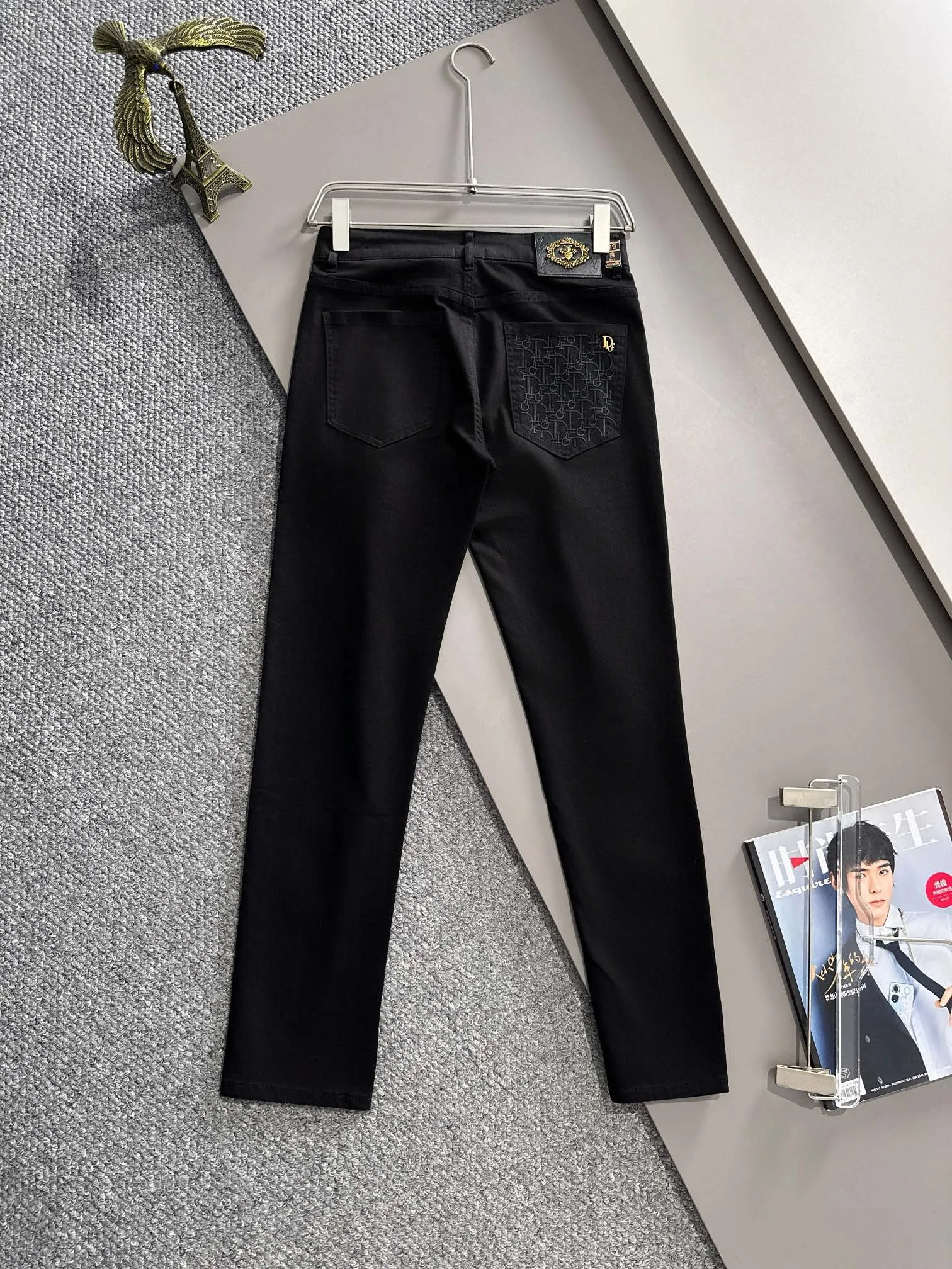 🅿️340 Dior's new 2025 four-season embroidered pocket slim-fit jeans trousers are produced using imported Japanese Denim plain cotton denim fabrics, complete with three labels, simple yet elegant, soft, delicate and comfortable, and versatile and fashionable on the upper body! Light luxury, a must-have item for daily commuting! Color: Black White Size: 28-40 (please state your height and weight when placing an order)