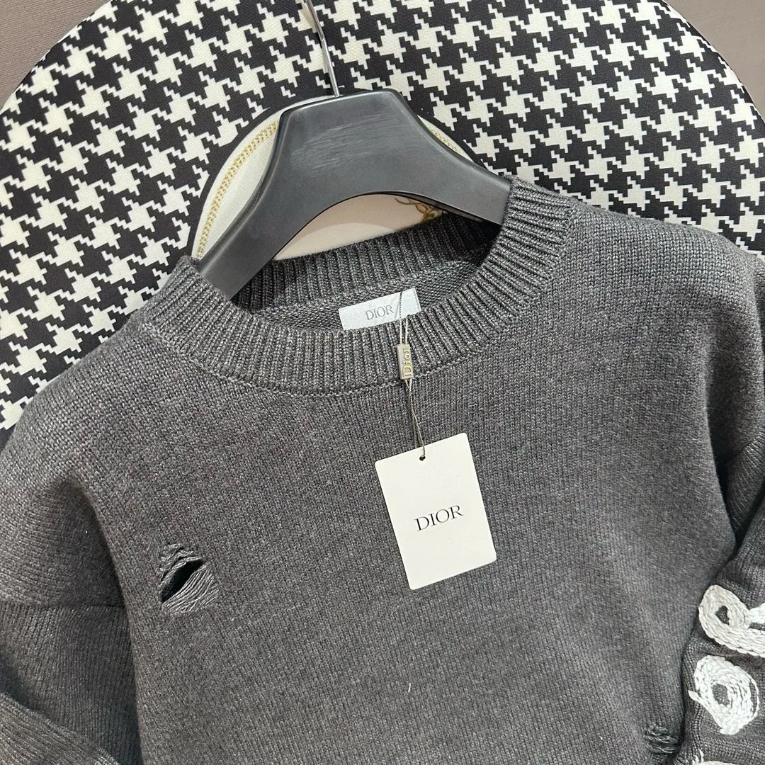 🅿️360 🀄️ DIOR CD Sheep Wool Blended Jersey Sweater This sweater is a new product of the 2024 Spring and Summer Men's Wear Series. It comes from the AND OTANIWORKSHOP joint series. The sleeves display brand embroidery. The back is decorated with Ben Lee's theme pattern. It is carefully made of white and navy blue sheep wool blended jersey fabric. Round neck design presents a fashionable burnt effect style. It can be matched with all kinds of casual clothing to create a classic look. The patch pattern is a combination of stitch embroidery and needle embroidery. The theme pattern uses needle embroidery, using finer wool. The pattern is formed by inserting stitches, which has a unique texture and artistic effect. The cuff wool embroidery thread is inserted into the needle embroidery process. The needles are interwoven with needles of different lengths to achieve an uneven effect. The embroidery surface is specially treated, and wool is used to embroider the embroidery. Its fineness makes the silk thread smooth and smooth. Then the flat embroidery stitch is used to finish the overall embroidery pattern. The body is designed with irregular holes. It has a casual and uninhibited design and feels fluffy. It has high resilience and is not restrictive. When washing, the focus is on creating the velvety texture of cashmere itself. It is soft to the touch, not sticky, and does not stick to the body.
