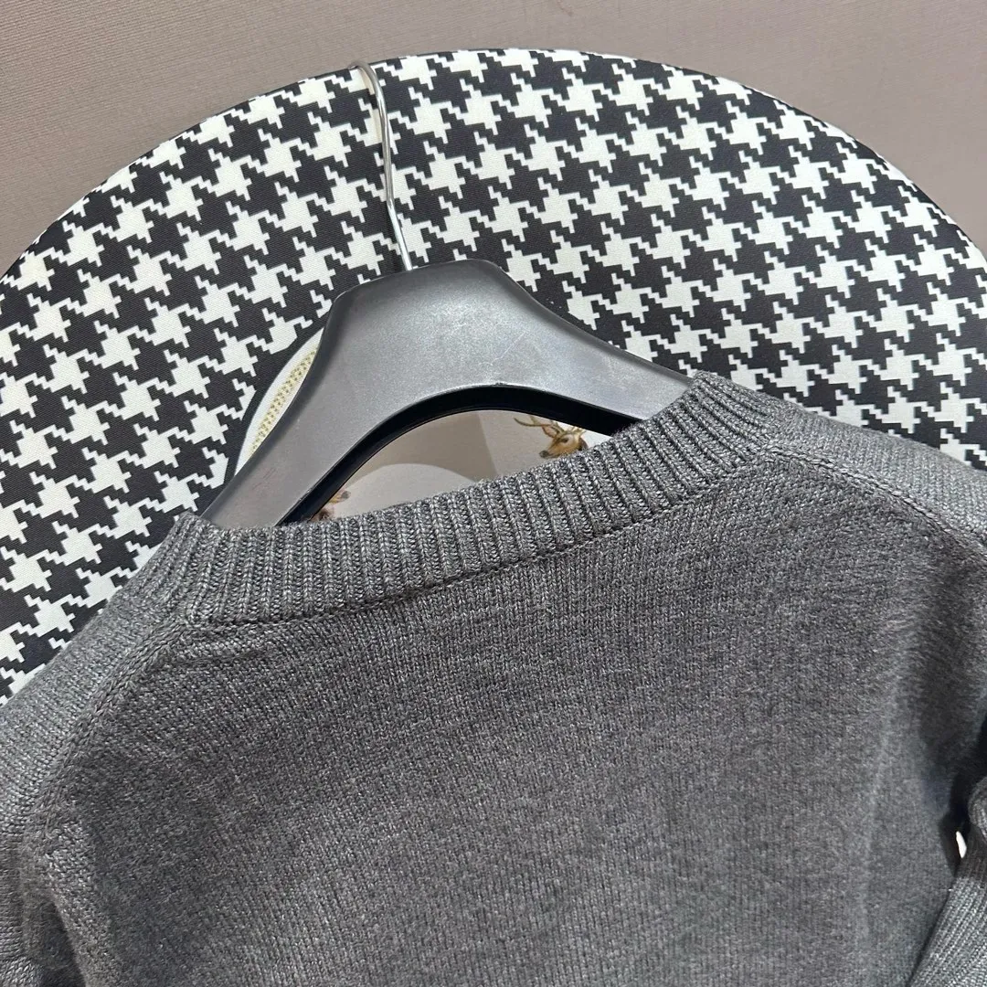 🅿️360 🀄️ DIOR CD Sheep Wool Blended Jersey Sweater This sweater is a new product of the 2024 Spring and Summer Men's Wear Series. It comes from the AND OTANIWORKSHOP joint series. The sleeves display brand embroidery. The back is decorated with Ben Lee's theme pattern. It is carefully made of white and navy blue sheep wool blended jersey fabric. Round neck design presents a fashionable burnt effect style. It can be matched with all kinds of casual clothing to create a classic look. The patch pattern is a combination of stitch embroidery and needle embroidery. The theme pattern uses needle embroidery, using finer wool. The pattern is formed by inserting stitches, which has a unique texture and artistic effect. The cuff wool embroidery thread is inserted into the needle embroidery process. The needles are interwoven with needles of different lengths to achieve an uneven effect. The embroidery surface is specially treated, and wool is used to embroider the embroidery. Its fineness makes the silk thread smooth and smooth. Then the flat embroidery stitch is used to finish the overall embroidery pattern. The body is designed with irregular holes. It has a casual and uninhibited design and feels fluffy. It has high resilience and is not restrictive. When washing, the focus is on creating the velvety texture of cashmere itself. It is soft to the touch, not sticky, and does not stick to the body.