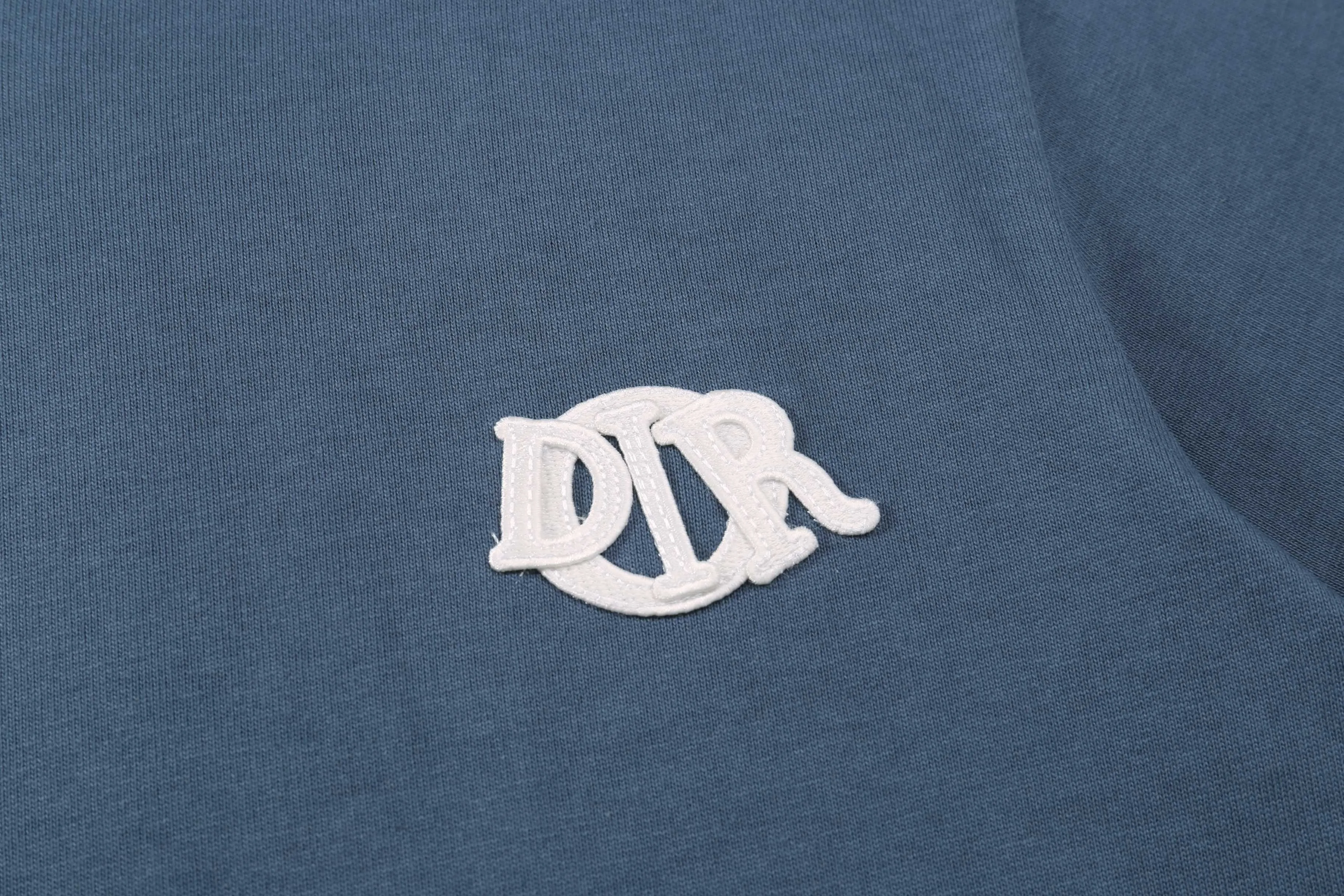 🅿️190 Correct version of high quality Dio* new chapter patch short-sleeved T-shirt. The fabric is made of 32s double yarn cotton plain weave. Matching 21s double yarn horizontal machine woven rib. Hand-made high-temperature pen on the front to mark the letter position. Flat car affixing the seal. The seal is made of water-soluble silk material as the base. Polyester mercerized embroidery thread. Three-dimensional hemming embroidery. SIZE: XS S M L