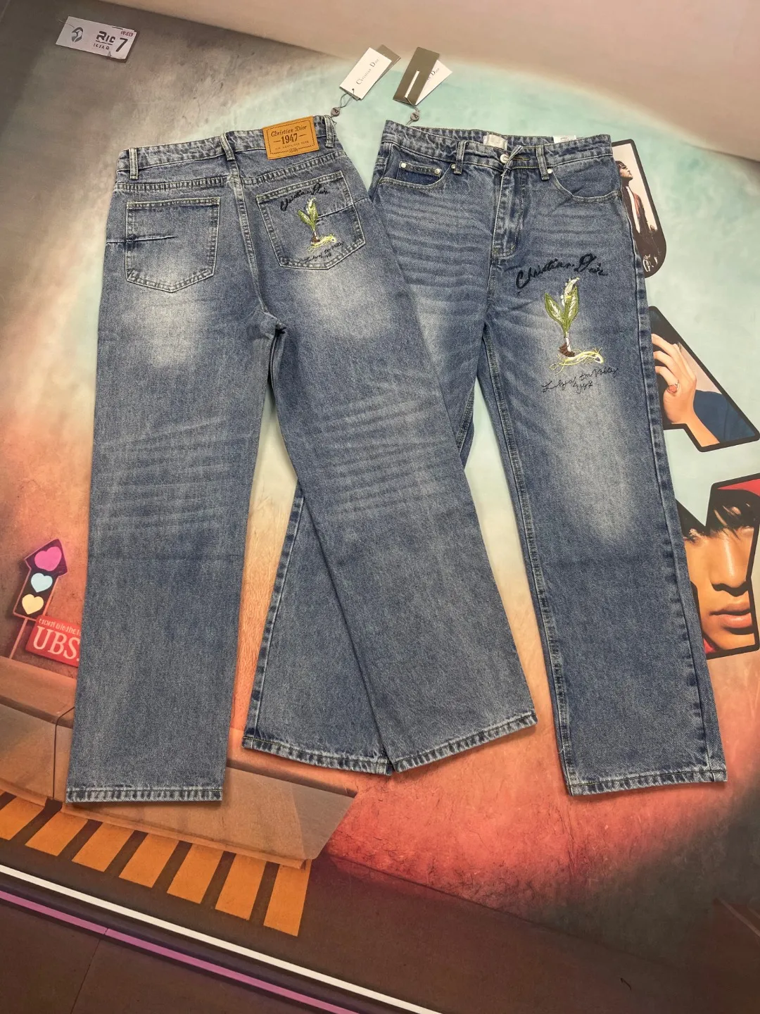 🅿️250 🔘Style number-DR102 🔘Dior𝐃𝐨𝐢𝐫 Lily of the Valley CD floral plant front and back embroidered jeans* This year’s most awesome jeans! It uses 12.2 ounces of fine denim. Only above 12 ounces can denim have that unique high-end texture. After heavy washing process, I washed and proofed many times, and the effect is very satisfactory. There are lily of the valley and other flowers and plants embroidered on the front and back of the pants, full of details and hidden secrets. The loose fit looks good on any figure, and many celebrities such as Bieber and Ouyang Nana have worn it. This pair of jeans perfectly combines the luxury and sophistication of Dior with the casualness of denim. They are both fashionable and individual. They are definitely a dazzling item in your wardrobe. The matching suggestions are as follows: Elegant and fashionable style: Pair the upper body with a simple white silk shirt and tuck it into jeans to highlight the waistline. Wear a pair of Dior pumps and carry a classic Diana bag from the same brand. The overall look is elegant and high-end, suitable for formal occasions or dates. Street fashion style: Pair it with a loose black hooded sweatshirt, which can be embellished with some bright patterns. Wearing a pair of high-top sneakers, such as Converse's classic model, and a black baseball cap and a pair of sunglasses, the look is trendy and eye-catching when out on the street. Casual resort style: wear a colorful beach top underneath and a loose linen cardigan outside. Pair it with these jeans, a pair of flat sandals on your feet, and a straw sun hat. This is what you wear on vacation, it's comfortable and fashionable.  Size: M L XL XXL (30.32.34.36) Color: Blue