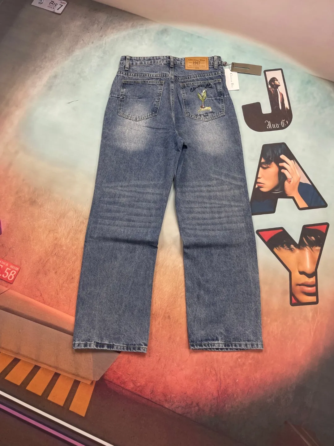 🅿️250 🔘Style number-DR102 🔘Dior𝐃𝐨𝐢𝐫 Lily of the Valley CD floral plant front and back embroidered jeans* This year’s most awesome jeans! It uses 12.2 ounces of fine denim. Only above 12 ounces can denim have that unique high-end texture. After heavy washing process, I washed and proofed many times, and the effect is very satisfactory. There are lily of the valley and other flowers and plants embroidered on the front and back of the pants, full of details and hidden secrets. The loose fit looks good on any figure, and many celebrities such as Bieber and Ouyang Nana have worn it. This pair of jeans perfectly combines the luxury and sophistication of Dior with the casualness of denim. They are both fashionable and individual. They are definitely a dazzling item in your wardrobe. The matching suggestions are as follows: Elegant and fashionable style: Pair the upper body with a simple white silk shirt and tuck it into jeans to highlight the waistline. Wear a pair of Dior pumps and carry a classic Diana bag from the same brand. The overall look is elegant and high-end, suitable for formal occasions or dates. Street fashion style: Pair it with a loose black hooded sweatshirt, which can be embellished with some bright patterns. Wearing a pair of high-top sneakers, such as Converse's classic model, and a black baseball cap and a pair of sunglasses, the look is trendy and eye-catching when out on the street. Casual resort style: wear a colorful beach top underneath and a loose linen cardigan outside. Pair it with these jeans, a pair of flat sandals on your feet, and a straw sun hat. This is what you wear on vacation, it's comfortable and fashionable.  Size: M L XL XXL (30.32.34.36) Color: Blue