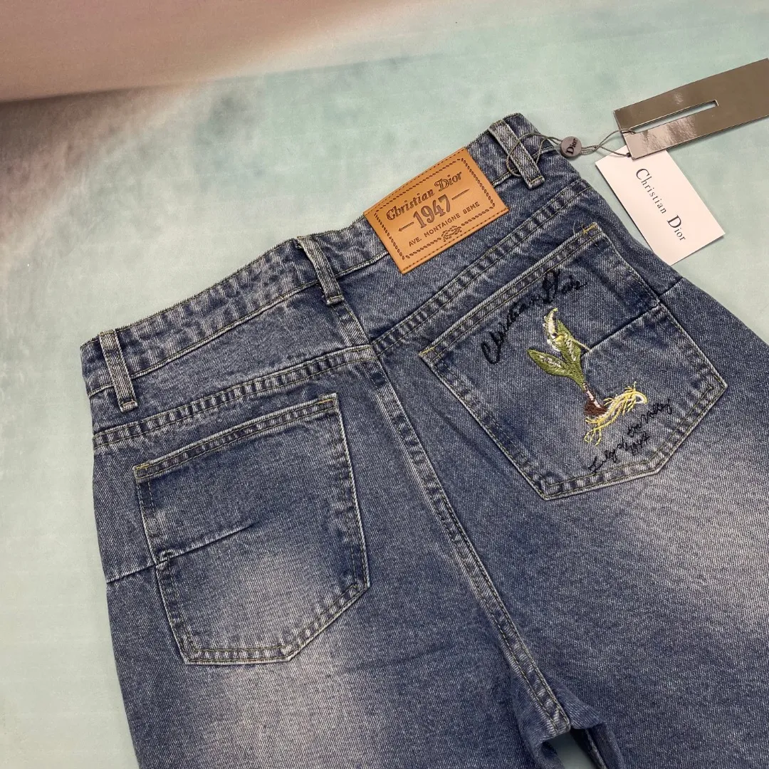 🅿️250 🔘Style number-DR102 🔘Dior𝐃𝐨𝐢𝐫 Lily of the Valley CD floral plant front and back embroidered jeans* This year’s most awesome jeans! It uses 12.2 ounces of fine denim. Only above 12 ounces can denim have that unique high-end texture. After heavy washing process, I washed and proofed many times, and the effect is very satisfactory. There are lily of the valley and other flowers and plants embroidered on the front and back of the pants, full of details and hidden secrets. The loose fit looks good on any figure, and many celebrities such as Bieber and Ouyang Nana have worn it. This pair of jeans perfectly combines the luxury and sophistication of Dior with the casualness of denim. They are both fashionable and individual. They are definitely a dazzling item in your wardrobe. The matching suggestions are as follows: Elegant and fashionable style: Pair the upper body with a simple white silk shirt and tuck it into jeans to highlight the waistline. Wear a pair of Dior pumps and carry a classic Diana bag from the same brand. The overall look is elegant and high-end, suitable for formal occasions or dates. Street fashion style: Pair it with a loose black hooded sweatshirt, which can be embellished with some bright patterns. Wearing a pair of high-top sneakers, such as Converse's classic model, and a black baseball cap and a pair of sunglasses, the look is trendy and eye-catching when out on the street. Casual resort style: wear a colorful beach top underneath and a loose linen cardigan outside. Pair it with these jeans, a pair of flat sandals on your feet, and a straw sun hat. This is what you wear on vacation, it's comfortable and fashionable.  Size: M L XL XXL (30.32.34.36) Color: Blue