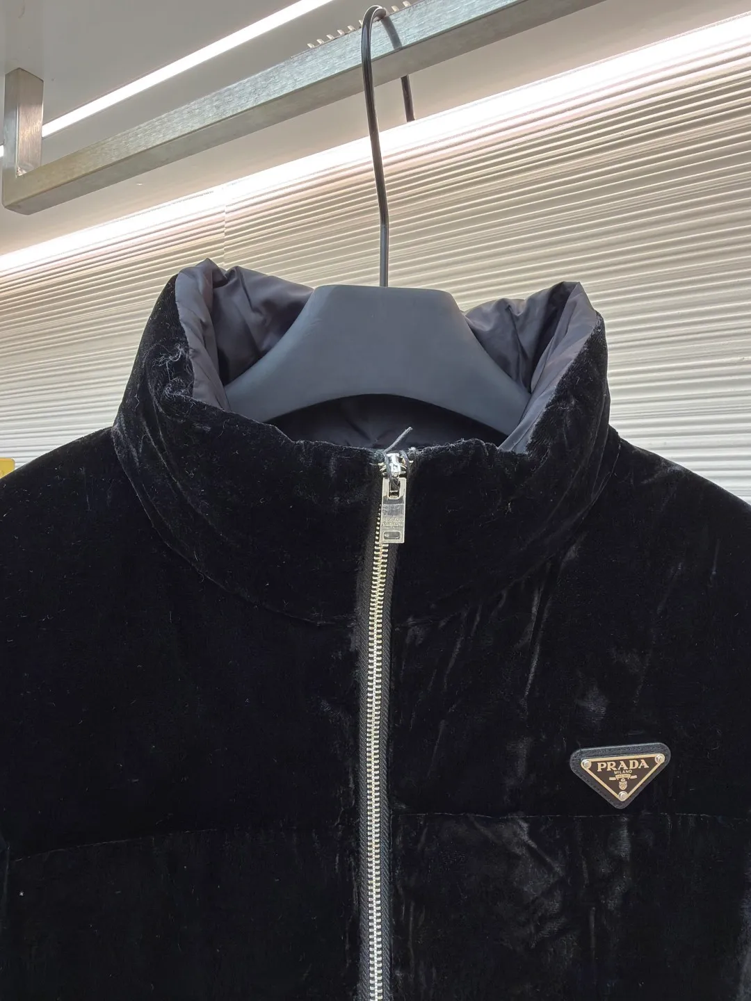 Prada velvet stand-collar short jacket ●Original version: Purchased and developed at 14299 ●Item number: 1680821-D15 ●Fabric: velvet fabric ●Technology: Positioning cutting machine ●Version: fitted version ●Weight: about 725 grams ●Size: S-M-L ●Description: The classic H short version is versatile and not picky. Handsome and age-reducing, fashionable and versatile, the upper body is slim and warm. It is made of imported velvet fabric, filled with light and soft white duck down. Original and customized hardware accessories. For perfect workmanship, please see the detailed pictures. The overall wiring is straight and delicate, the fabric is comfortable and soft, and the color is consistent without color difference. It can be matched with the same style to create a fashionable look and control various occasions. Customized accessories, complete with three standards, same style for men and women!