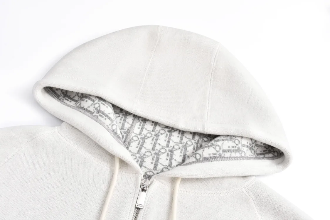 🅿️800 [Exclusive supply] CD 24FW jacquard cashmere knitted hooded sweatshirt (milky white). Originally purchased for 17,500. The fabric is carefully made of milky white cotton and cashmere blended fabric. The composition is 91% cotton + 9% cashmere. It integrates classic high-order charm into a basic item. Small DR embroidery on the front left pocket and Obliqu knitted jacquard all over inside. Custom-woven cotton rib on the board, feels thick and breathable. The hardware and accessories of the whole garment are all custom-made according to the original mold. The drawstring hood is matched with an engraved metal clock. The two-way zipper fastener opens and closes, with a zipper puller engraved with the DR logo. It is sewn with imported special machine overlocking and open stitching. It is the same style for men and women and has a slim fit. size: s-L