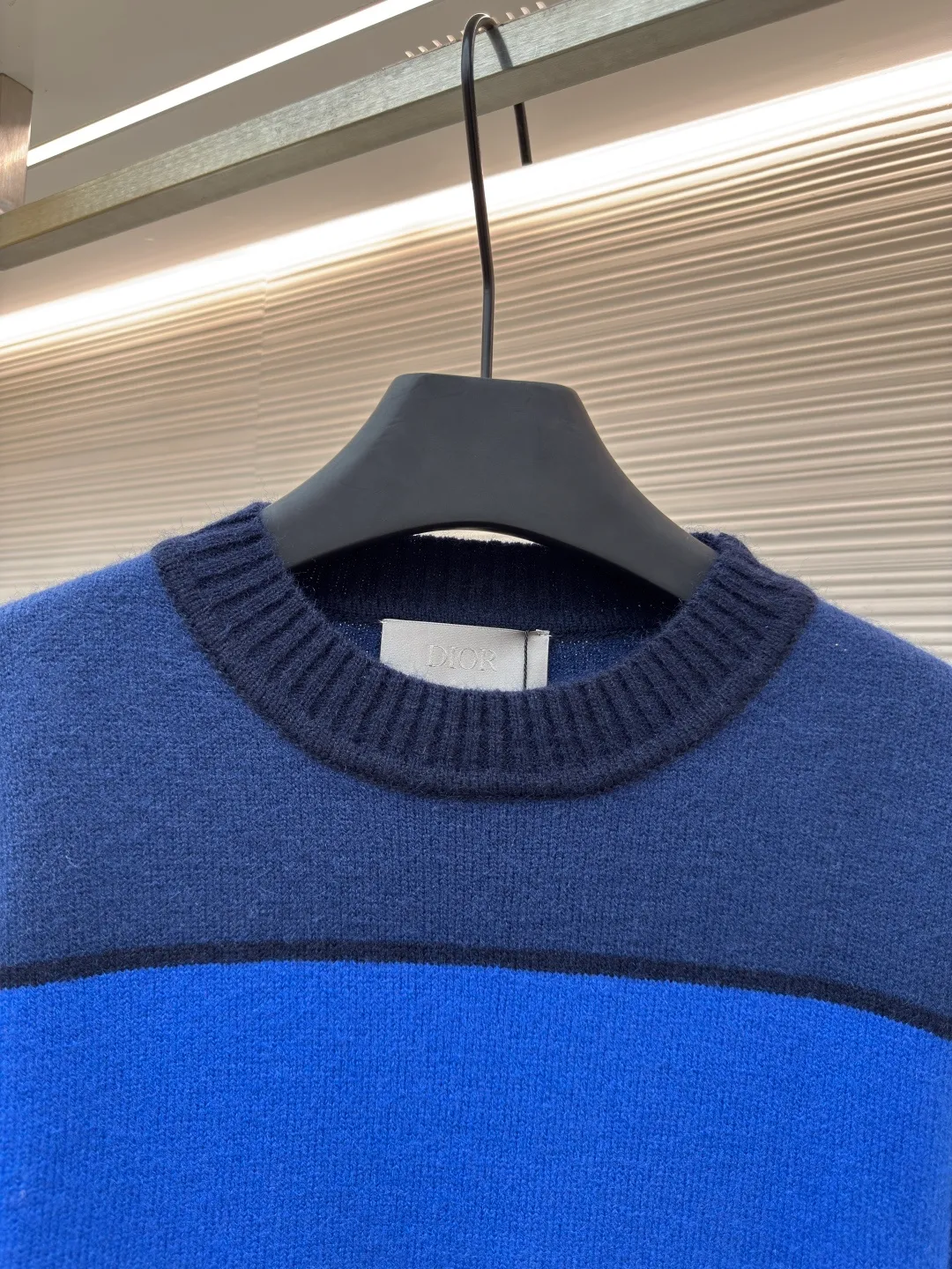 Dior Diamond patch color sweater ●Original version: Purchased and developed for 21000 ●Item number: 1680729-B00 ●Fabric: Wool blended fabric ●Technology: Washed embroidery production ●Version: Fitted version ●Weight: about 465 grams ●Size: S-M-L-XL ●Description: Custom-woven blue rhyme cashmere cotton blend, delicate and soft, crisp texture, comfortable and skin-friendly, using blue rhyme as the source of inspiration A variety of blue layers are exquisitely intertwined, just like a palette carefully prepared by a painter. Each touch of blue contains unique emotion and charm. The Dior Diamond patch is inlaid on the sweater. It outlines the classic logo of the Dior brand with simple and tense lines. Every strand of fiber contains luxury and nobility. An unparalleled visual feast. Unlocking a new fashion realm, it is made of jacquard tissue imported from Germany. Precisely control the arrangement and interweaving of yarns and carefully interweave on the loom. Forming a color-blocking silhouette, using imported machine embroidery technology, advanced computer control systems and precision mechanical components are used to achieve Dior patch embroidery operations with high precision, smooth and delicate lines, and the garment washing water is softened and deodorized using professional washing equipment and specific detergents to deeply clean and deodorize the clothes to improve the feel and appearance of the clothes. The overall wiring is straight and delicate, the fabric is comfortable and soft, and the color is consistent without color difference. It can be matched with the same style to create a fashionable look and control various occasions. Customized accessories, complete with three standards, same style for men and women!