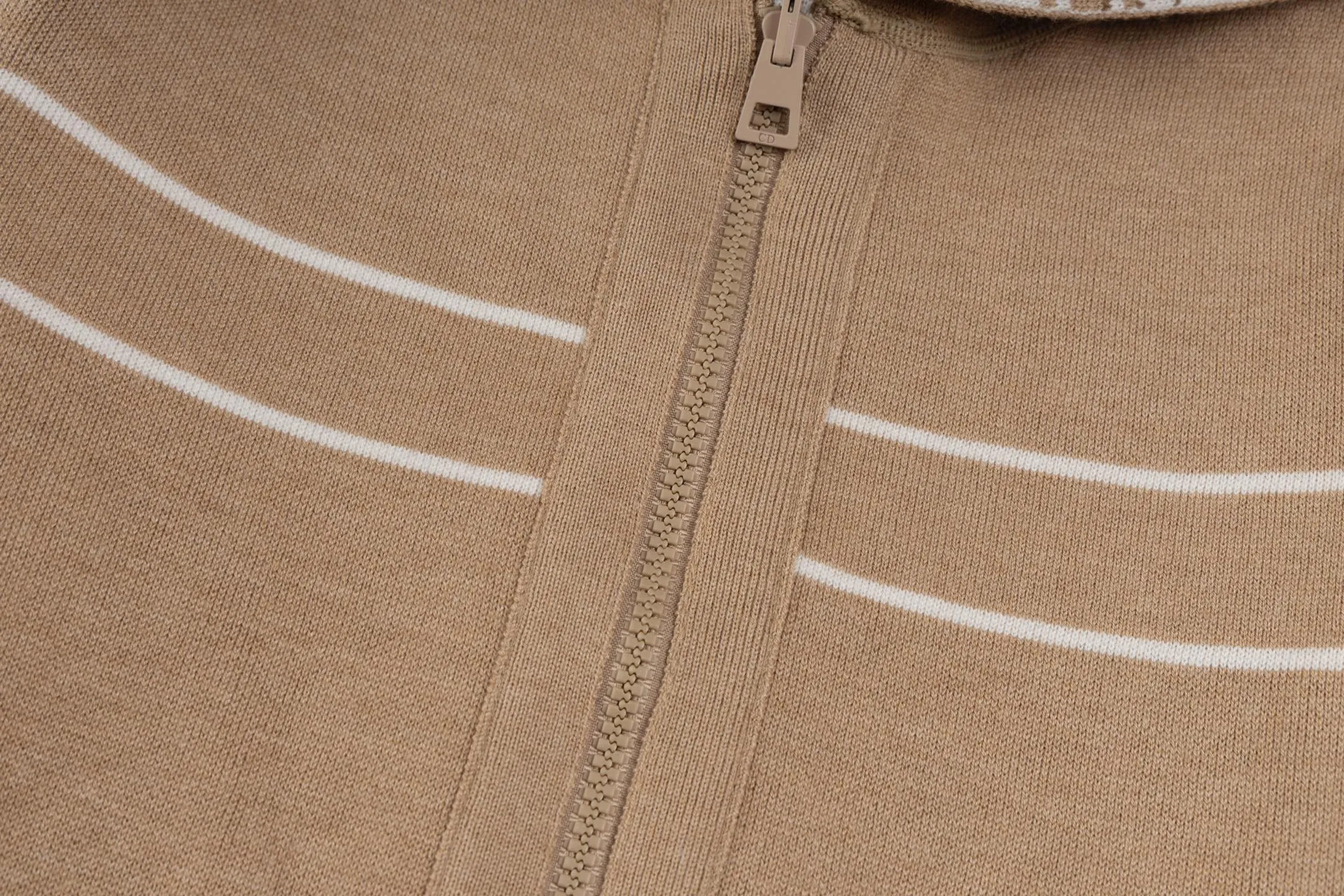 🅿️560 [Exclusive supply] CD 25FW presbyopic double-sided cashmere knitted jacket (khaki). The original purchase was 31,000 and developed. The fabric is carefully made of high-quality cashmere blended knitted fabric to ensure a soft and comfortable wearing experience. Made with exquisite craftsmanship in Italy, the double-sided design is very ingenious: one side is simple gray, the other side is decorated with the brand's iconic Oblique print, and the back is embellished with the Cistian strip pattern, making it possible to wear one piece of clothing multiple times. Featuring a zipper closure at the front and a ribbed hem and cuffs, it's a refined detail. The hooded style adds a casual feel, while the unlined design maintains a lightweight feel. The reversible feature allows the item to be perfectly paired with a variety of looks, showing a variety of styles. Mild dry cleaning is recommended to keep the fabric in top condition. The overall design combines practicality and design, perfectly interpreting exquisite craftsmanship and fashion aesthetics. Size:S/M/L/XL/XXL