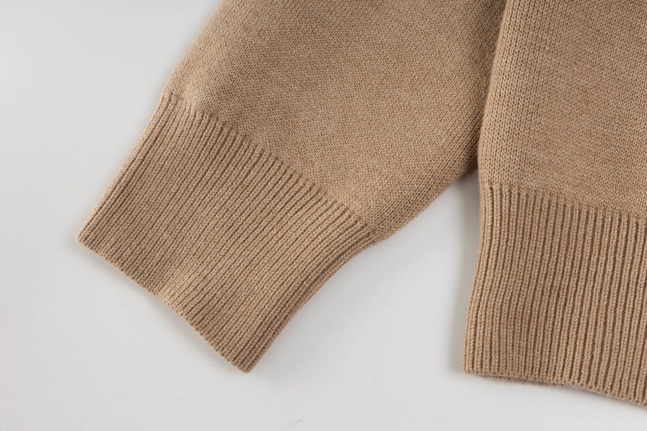 🅿️560 [Exclusive supply] CD 25FW presbyopic double-sided cashmere knitted jacket (khaki). The original purchase was 31,000 and developed. The fabric is carefully made of high-quality cashmere blended knitted fabric to ensure a soft and comfortable wearing experience. Made with exquisite craftsmanship in Italy, the double-sided design is very ingenious: one side is simple gray, the other side is decorated with the brand's iconic Oblique print, and the back is embellished with the Cistian strip pattern, making it possible to wear one piece of clothing multiple times. Featuring a zipper closure at the front and a ribbed hem and cuffs, it's a refined detail. The hooded style adds a casual feel, while the unlined design maintains a lightweight feel. The reversible feature allows the item to be perfectly paired with a variety of looks, showing a variety of styles. Mild dry cleaning is recommended to keep the fabric in top condition. The overall design combines practicality and design, perfectly interpreting exquisite craftsmanship and fashion aesthetics. Size:S/M/L/XL/XXL