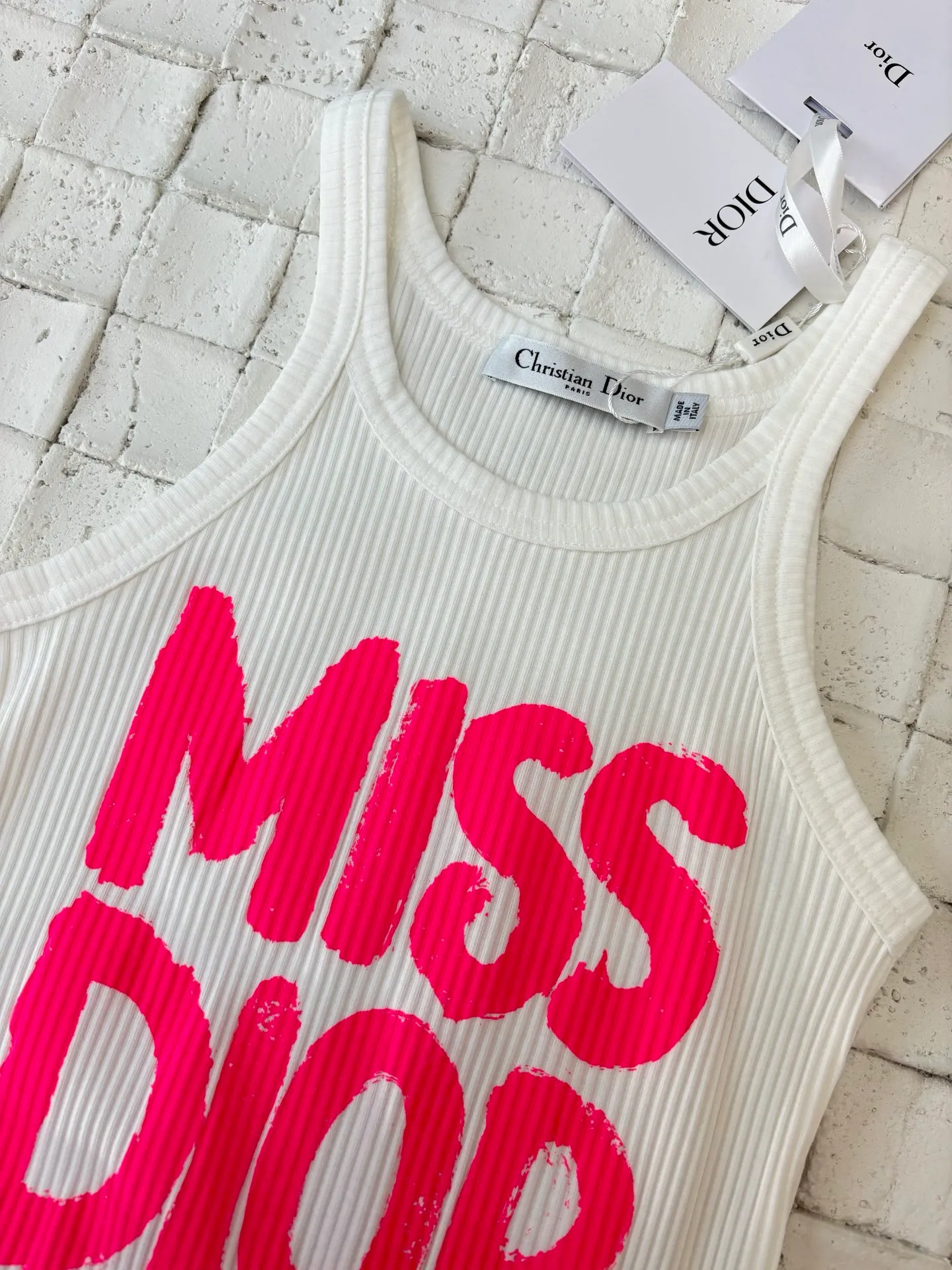 🅿️220 Dio*/Dior classic letter camisole. Imported pure cotton fabric, breathable and comfortable. The front panel is decorated with bright pink Miss Dio* Graffiti pattern, paying tribute to the ready-to-wear series launched in 1967. Simple yet elegant, the light material outlines the graceful figure. A must-have item in the wardrobe, showing high-end fashion. Size: S/M/L