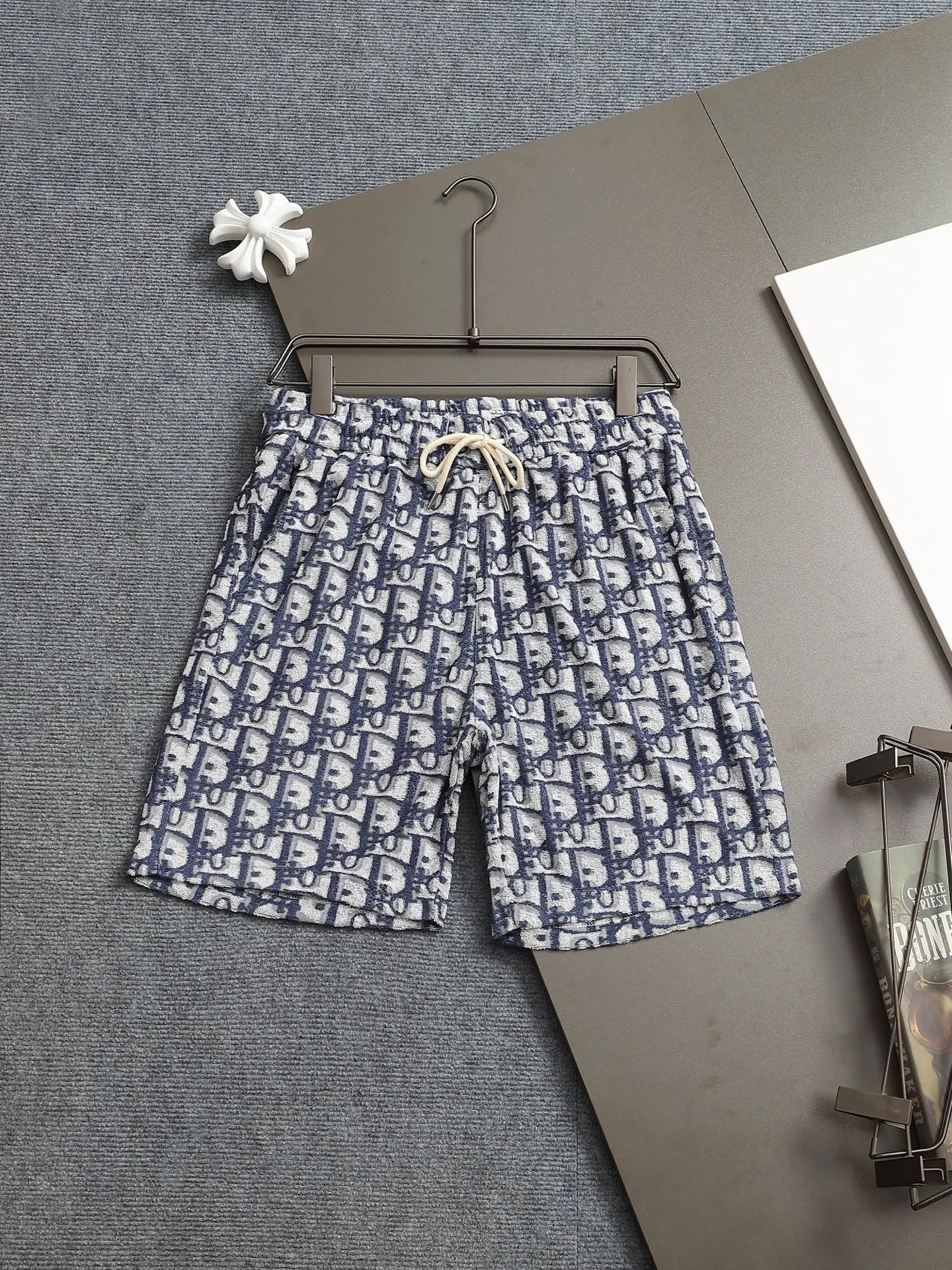 🅿️210 DIOR Dior 25ss counter same style terry velvet shorts🔥couple style ~ carefully made of cotton terry fabric, decorated with tonal jacquard patterns, highlighting Dior's classic Oblique print. Thick plate three-dimensional! The thicker clothes make the overall high breathability and softness more prominent, and the full cotton texture makes it extremely comfortable. A must-have item for high-end people, complete with original accessories and accessories! Same style for men and women! Color: black, navy blue, dark green Size: XS S M L