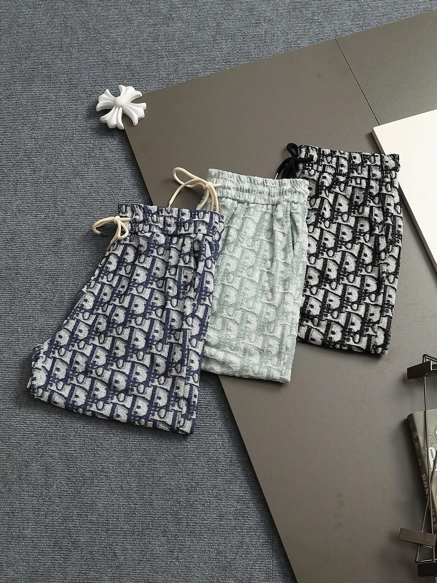 🅿️210 DIOR Dior 25ss counter same style terry velvet shorts🔥couple style ~ carefully made of cotton terry fabric, decorated with tonal jacquard patterns, highlighting Dior's classic Oblique print. Thick plate three-dimensional! The thicker clothes make the overall high breathability and softness more prominent, and the full cotton texture makes it extremely comfortable. A must-have item for high-end people, complete with original accessories and accessories! Same style for men and women! Color: black, navy blue, dark green Size: XS S M L