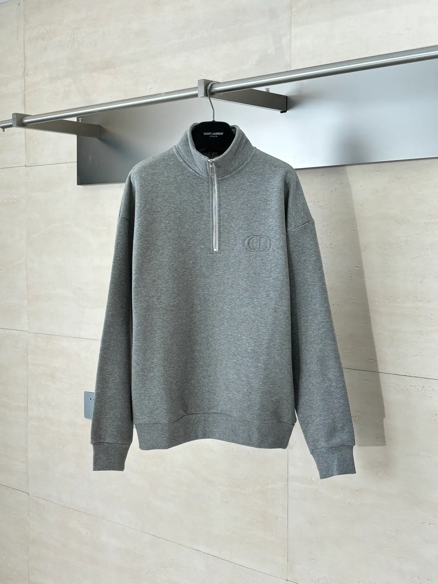 🅿️430 Dio*/Dior CD embroidered logo half-zip pullover sweatshirt is made of 380g terry fleece fabric, and the fabric is made of long yarn Pima cotton original customized floral gray. The thread adopts 2*2 double yarn thread, and the thread is made of pure yarn. It can fix the fabric at high temperature and not deform after long-term wear. The embroidery uses internal double-needle embroidery method, and the reverse side is embroidered to create a seam effect.  Size：S/M/L/XL