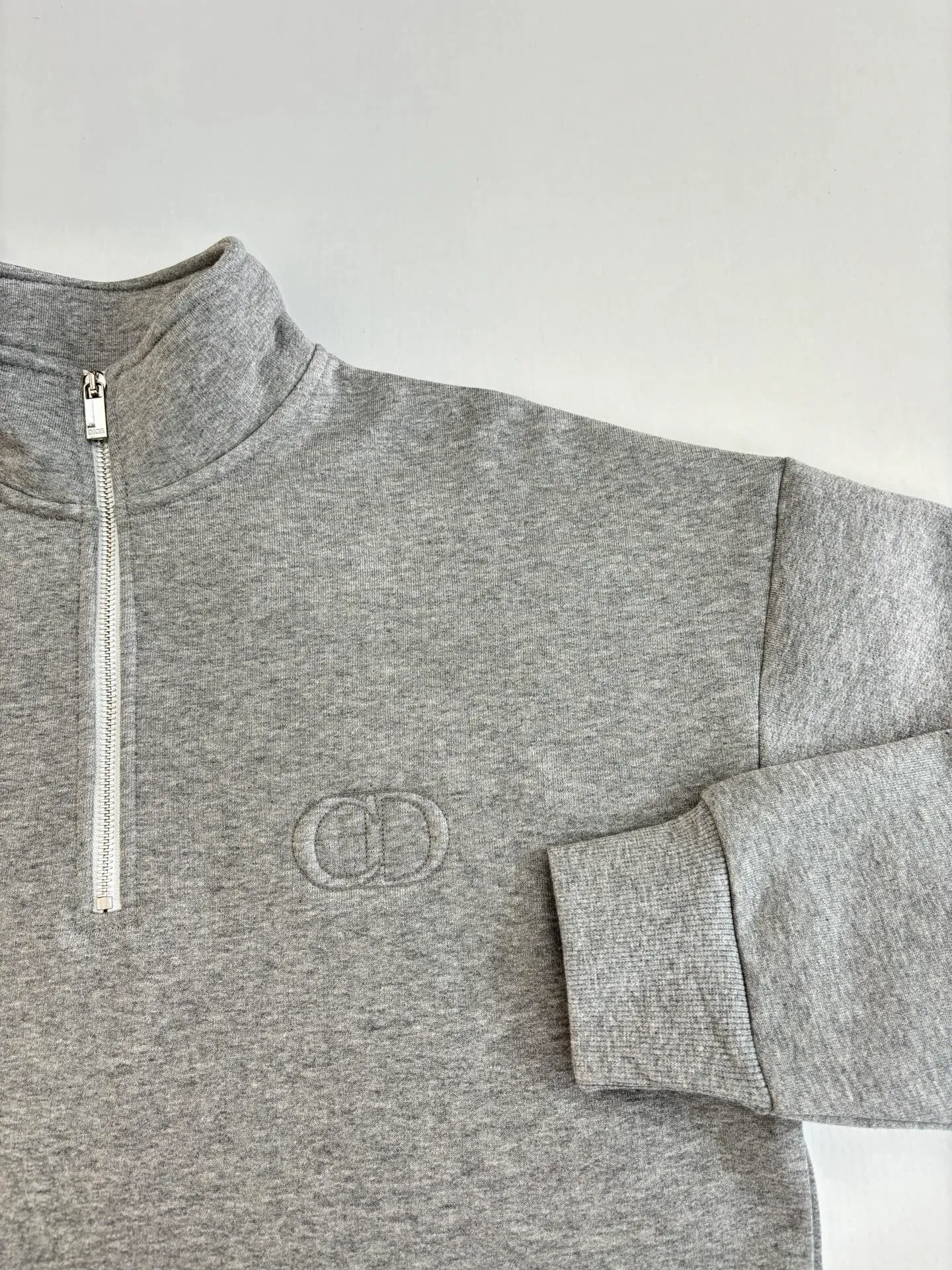 🅿️430 Dio*/Dior CD embroidered logo half-zip pullover sweatshirt is made of 380g terry fleece fabric, and the fabric is made of long yarn Pima cotton original customized floral gray. The thread adopts 2*2 double yarn thread, and the thread is made of pure yarn. It can fix the fabric at high temperature and not deform after long-term wear. The embroidery uses internal double-needle embroidery method, and the reverse side is embroidered to create a seam effect.  Size：S/M/L/XL