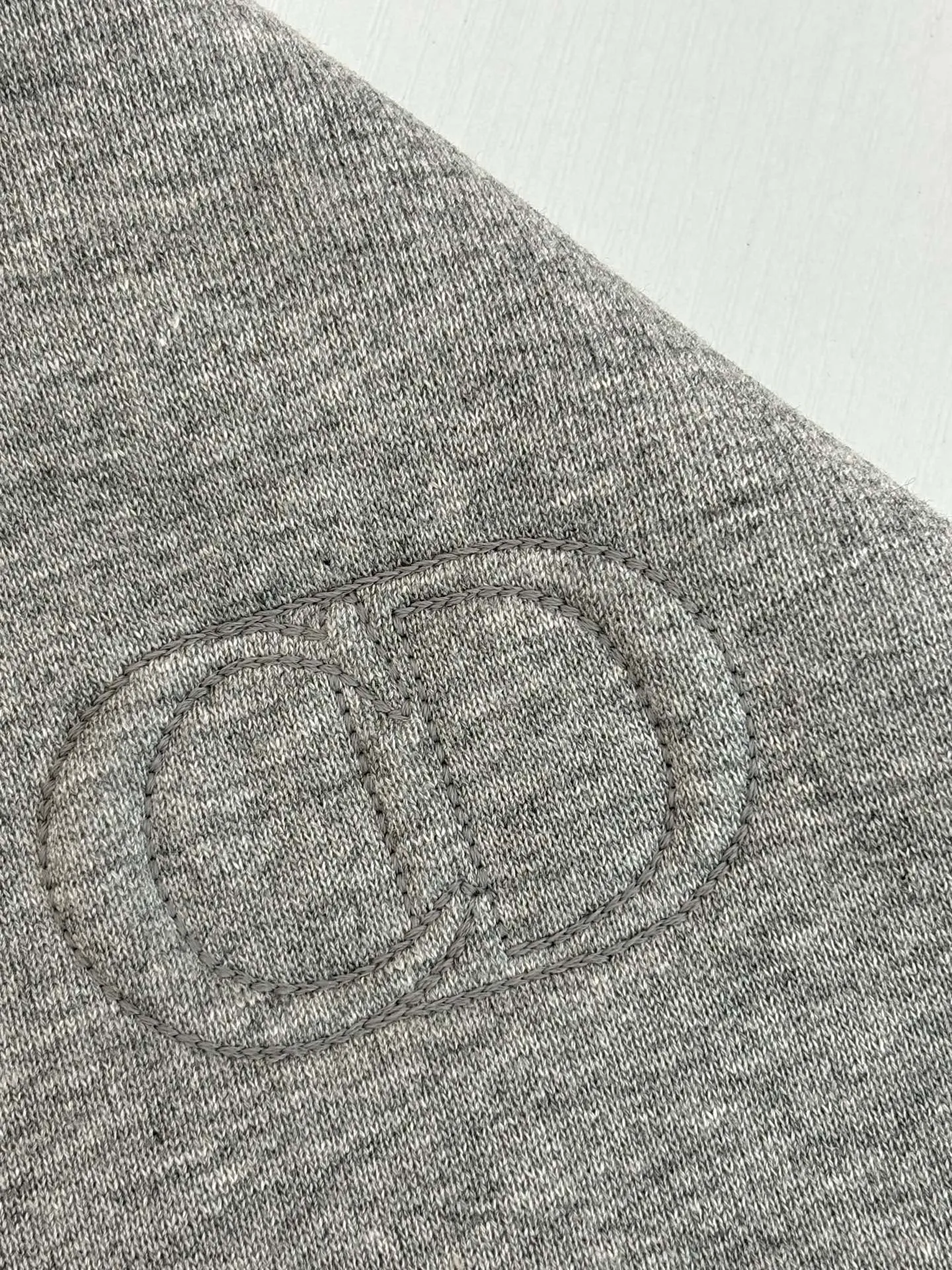 🅿️430 Dio*/Dior CD embroidered logo half-zip pullover sweatshirt is made of 380g terry fleece fabric, and the fabric is made of long yarn Pima cotton original customized floral gray. The thread adopts 2*2 double yarn thread, and the thread is made of pure yarn. It can fix the fabric at high temperature and not deform after long-term wear. The embroidery uses internal double-needle embroidery method, and the reverse side is embroidered to create a seam effect.  Size：S/M/L/XL