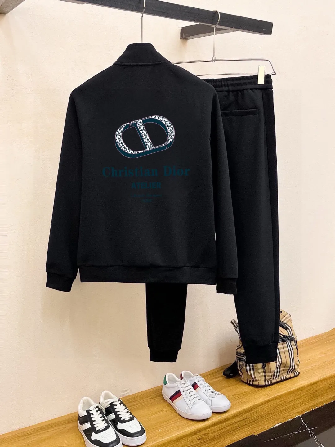 🅿️420 [DIOR Dior] (Fat Man Gospel) hot-selling suit is coming. Focus on the original version of the official website. 2025 new hot-selling cardigan sweater suit. The original order is the best product. 🇭🇰The meticulous work of top designers is dedicated to a fitting and perfect upper body effect. All-natural high-quality Roman cotton 100%, close-fitting comfort, noble and elegant! Original hardware embodies elegance and nobility! Counter size: M-5XL (maximum wear up to 220 pounds)
