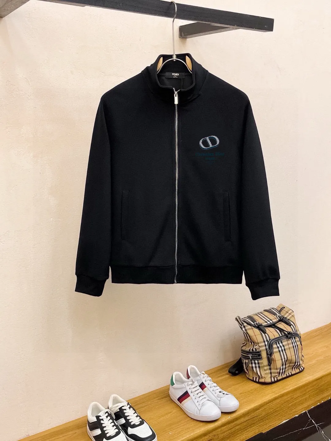 🅿️420 [DIOR Dior] (Fat Man Gospel) hot-selling suit is coming. Focus on the original version of the official website. 2025 new hot-selling cardigan sweater suit. The original order is the best product. 🇭🇰The meticulous work of top designers is dedicated to a fitting and perfect upper body effect. All-natural high-quality Roman cotton 100%, close-fitting comfort, noble and elegant! Original hardware embodies elegance and nobility! Counter size: M-5XL (maximum wear up to 220 pounds)