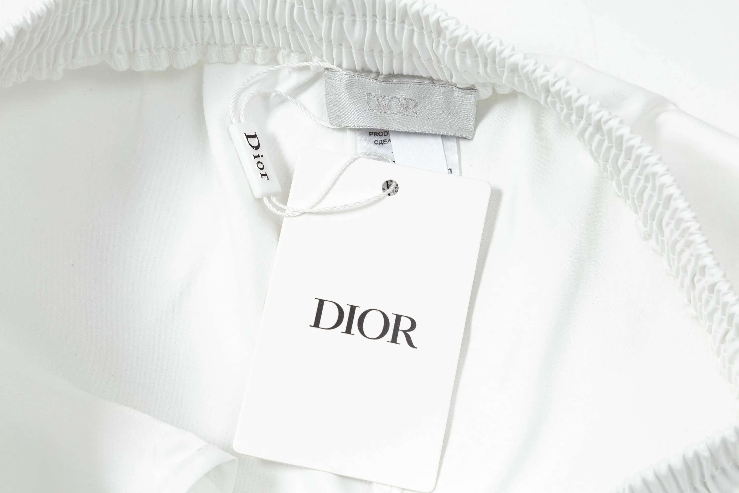 🅿️170 2025 DiOR Dior's new quick-drying beach shorts, customized fabrics, with presbyopic craftsmanship and logo printed all over. The version is tight and three-dimensional, with straight stripe splicing. The customized trouser cord hardware has strong texture and smoothness. The upper body is comfortable and breathable. It has a concave and convex three-dimensional feel. It is fashionable and casual. Color: White Black Size: M-4XL