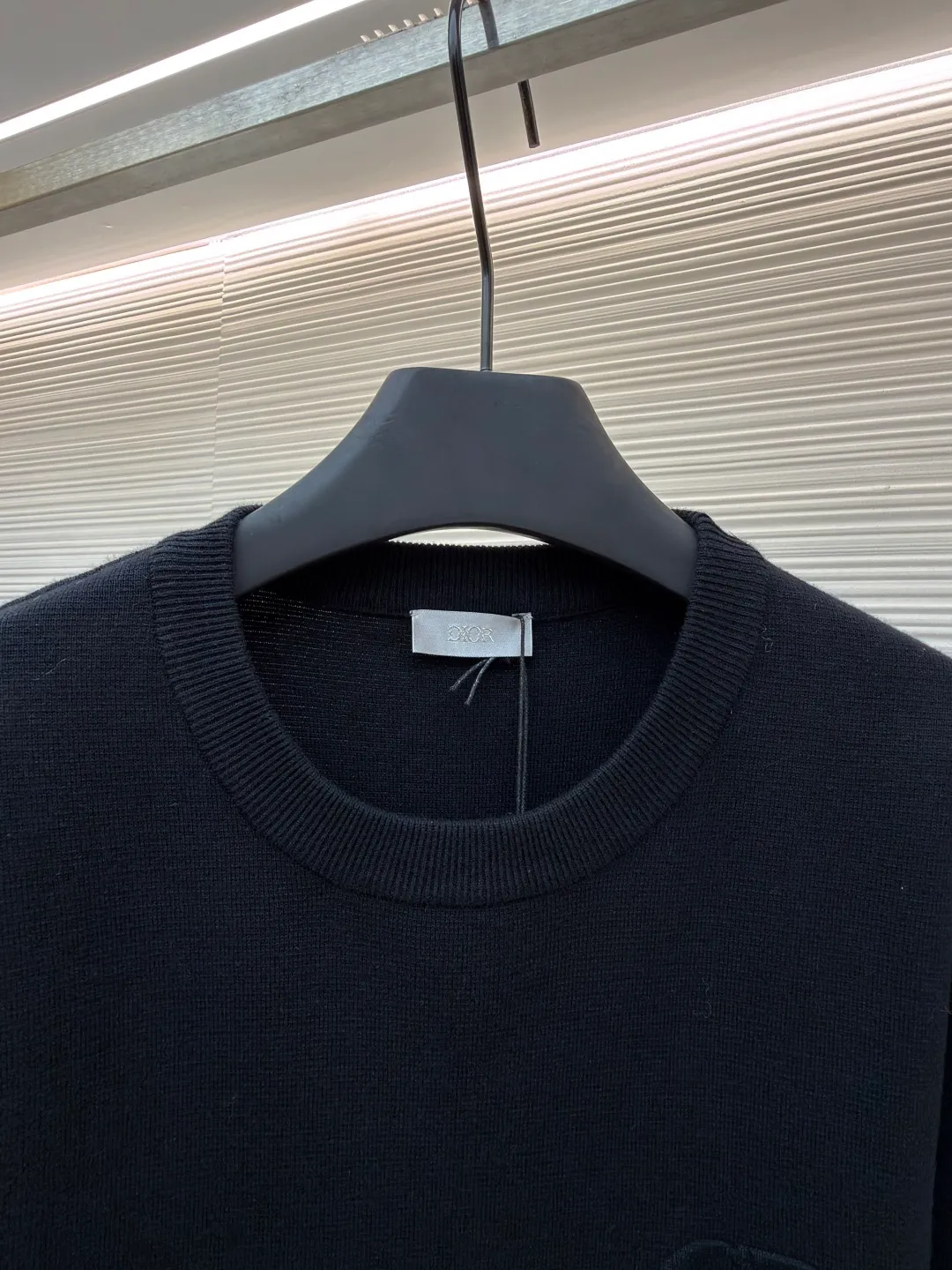 Dior CD letter crew neck sweater ●Original version: purchased and developed by 10862 ●Item number: 1680971-A85 ●Fabric: wool blended fabric ●Technology: knitting ●Version: fitted version ●Weight: about 595 grams ●Size: XS-S-M-L ●Description: The wool material is made of 48 counts of ultra-fine 50% wool and 50% cotton blended yarn. It uses an imported 14-gauge wool loom to double-sided three-dimensional weaving. A single piece takes 270 minutes per piece. The letters on the chest are molded and made with silicone three-dimensional relief embossing technology. Three-label washing is made to order. The overall wiring is straight and delicate, the fabric is comfortable and soft, and the color is consistent without color difference. It can be matched with the same style to create a fashionable look and control various occasions. Customized accessories, complete with three standards, same style for men and women!